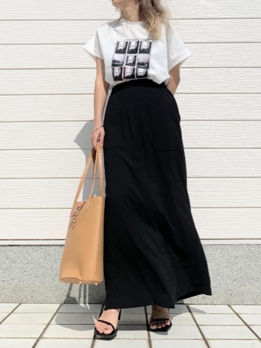 ホワイト系のTシャツ/カットソー、ブラック系のテーラードジャケット、ブラック系のスカートを着用したレディースの春コーディネートの3枚目の写真