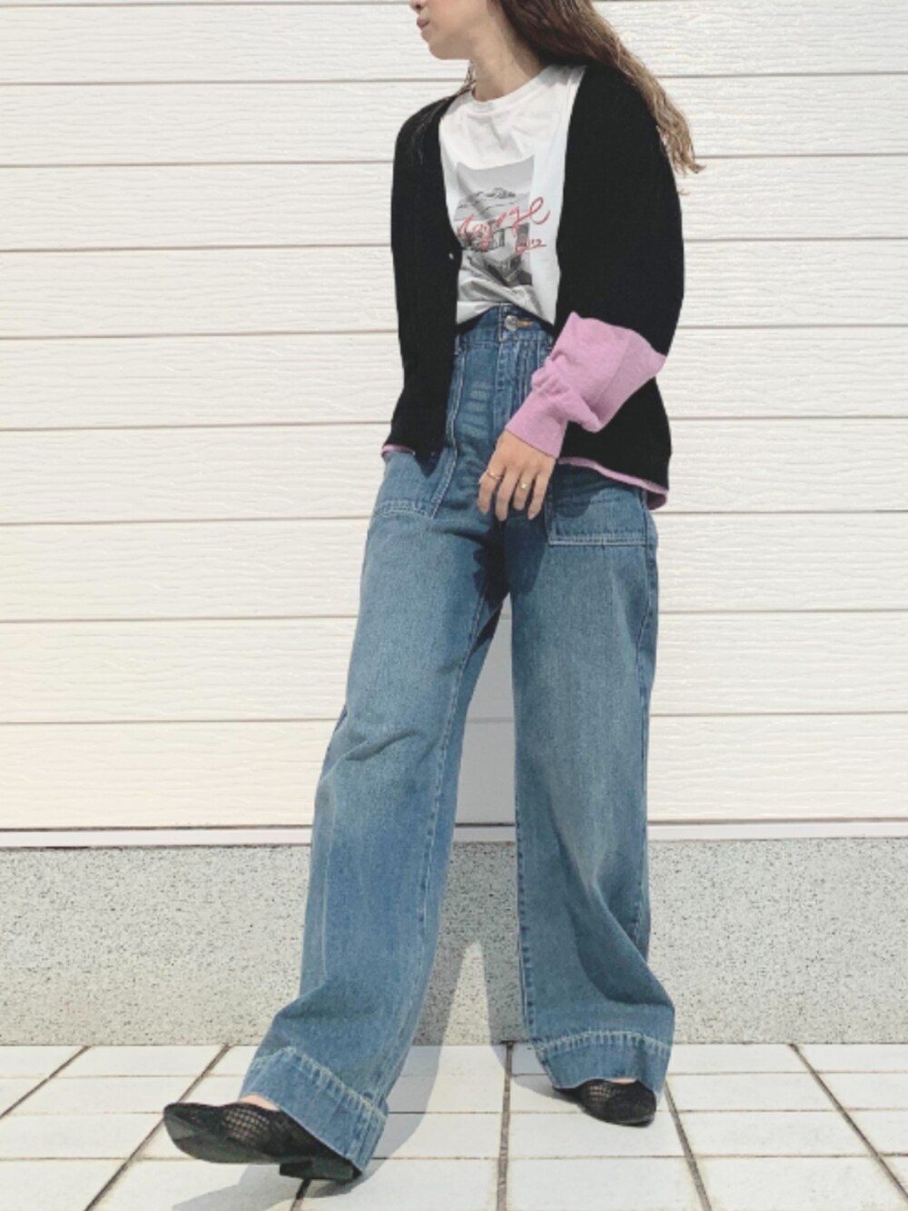 ブルー系のデニムパンツ、ホワイト系のTシャツ/カットソー、ブラック系のカーディガン/ボレロを着用したレディースの夏コーディネートの2枚目の写真