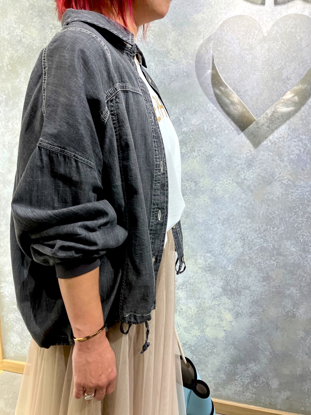 ゴールド系のスカート、ブルー系のシャツ/ブラウス、ホワイト系のTシャツ/カットソーを着用したレディースの夏コーディネートの4枚目の写真