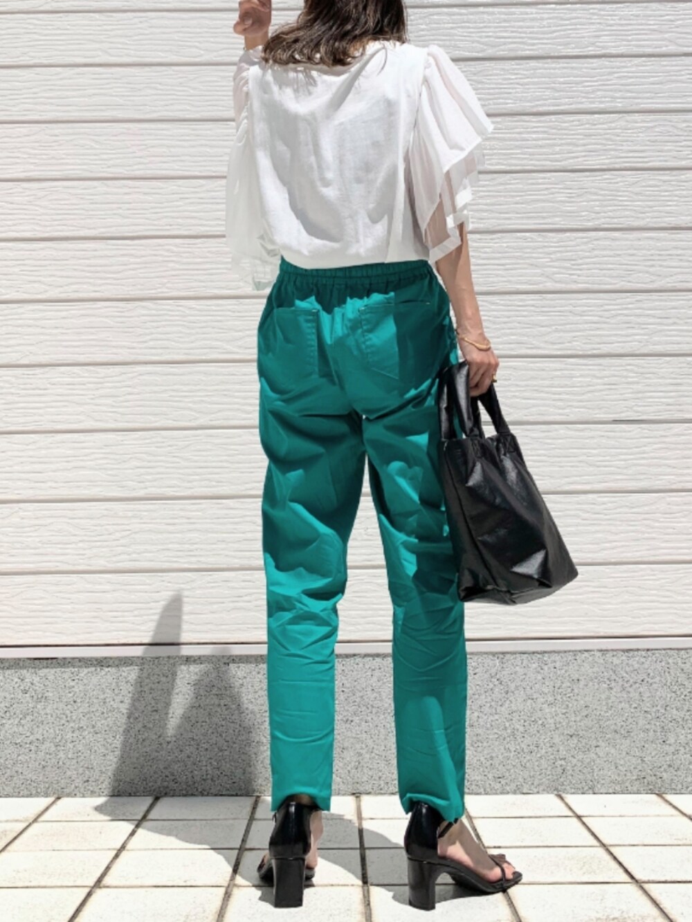 グリーン系のその他パンツ、ホワイト系のTシャツ/カットソーを着用したレディースの春コーディネートの3枚目の写真
