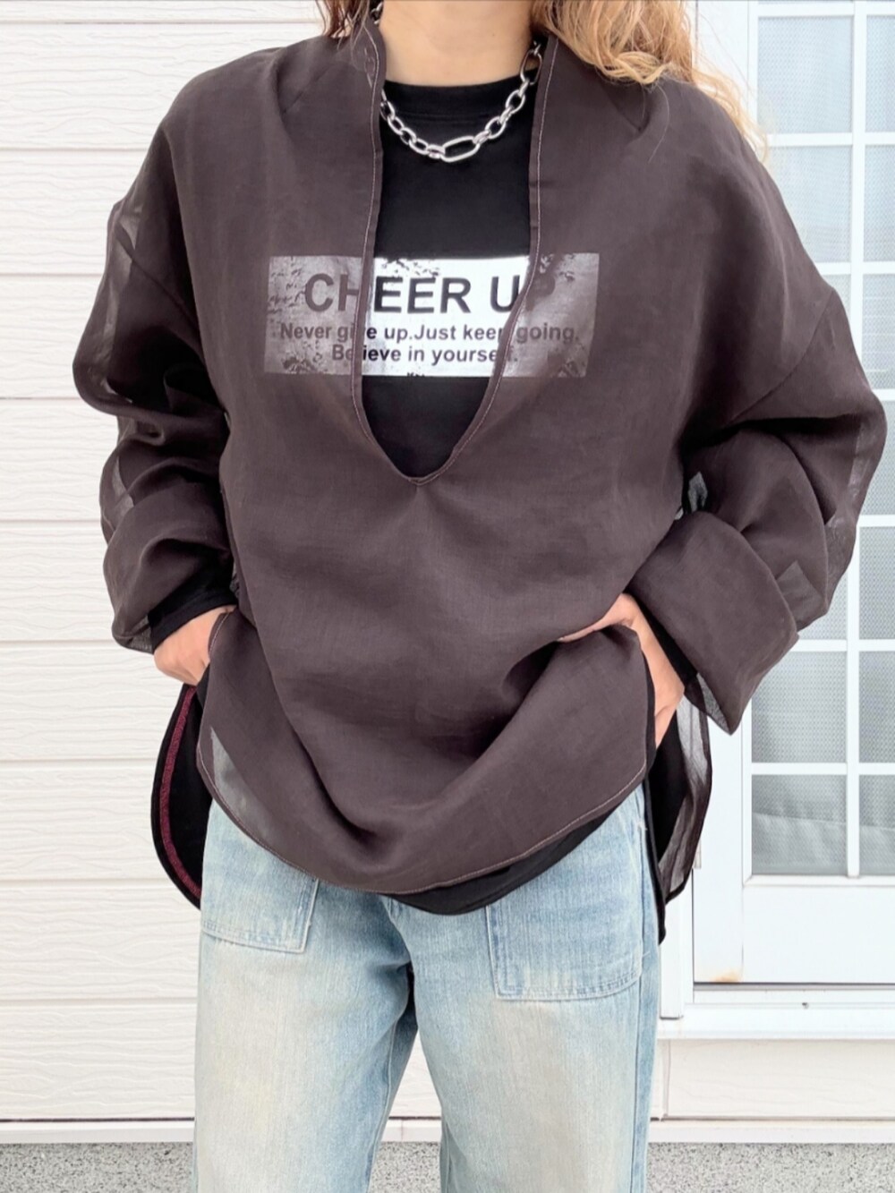 ブルー系のデニムパンツ、ブラック系のTシャツ/カットソー、ブラウン系のシャツ/ブラウスを着用したレディースの秋コーディネートの3枚目の写真