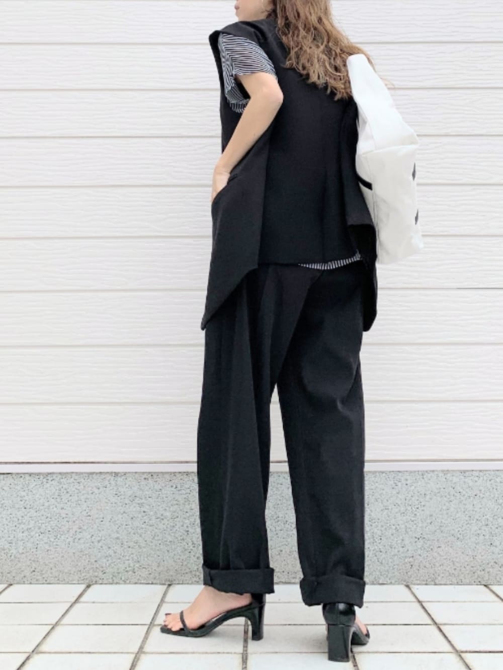 ブラック系のその他パンツ、ホワイト系のトートバッグ、ブルー系のシャツ/ブラウスを着用したレディースの春コーディネートの3枚目の写真