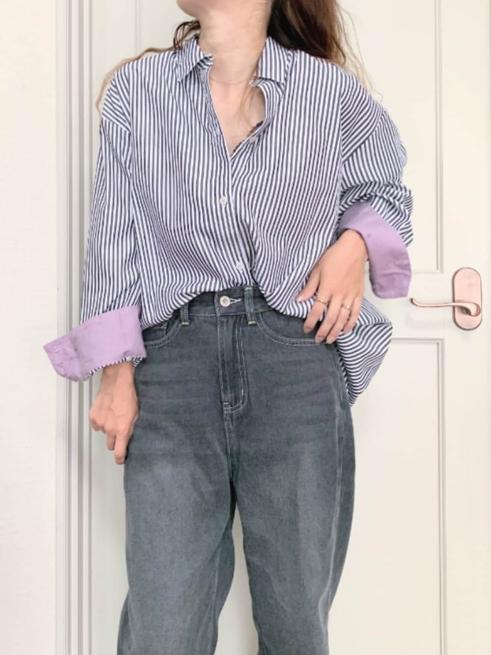 グレー系のデニムパンツ、ブラック系のシャツ/ブラウスを着用したレディースの夏コーディネートの5枚目の写真