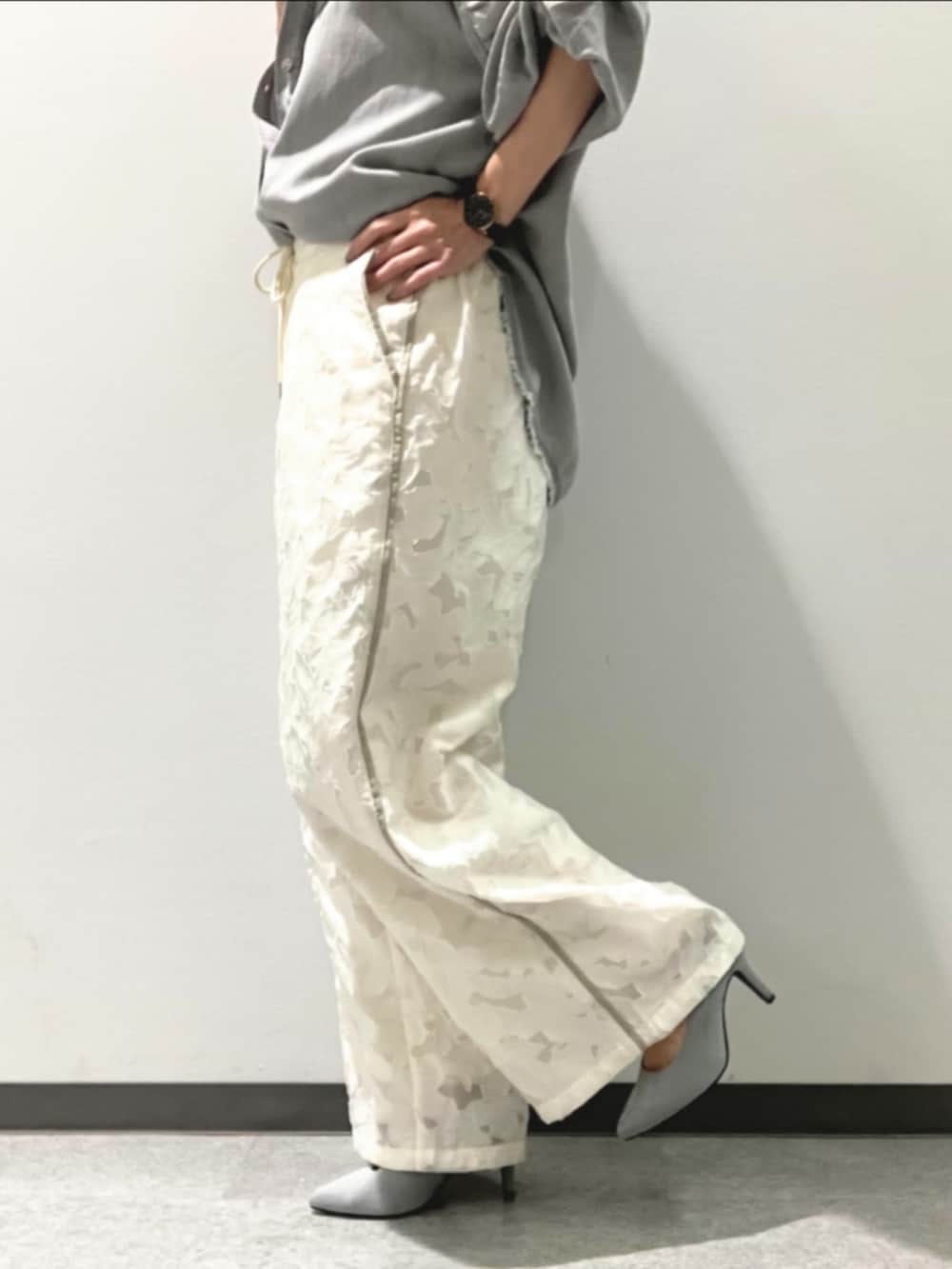 ホワイト系のその他パンツ、ブルー系のトートバッグ、グレー系のシャツ/ブラウスを着用したレディースの春コーディネートの5枚目の写真