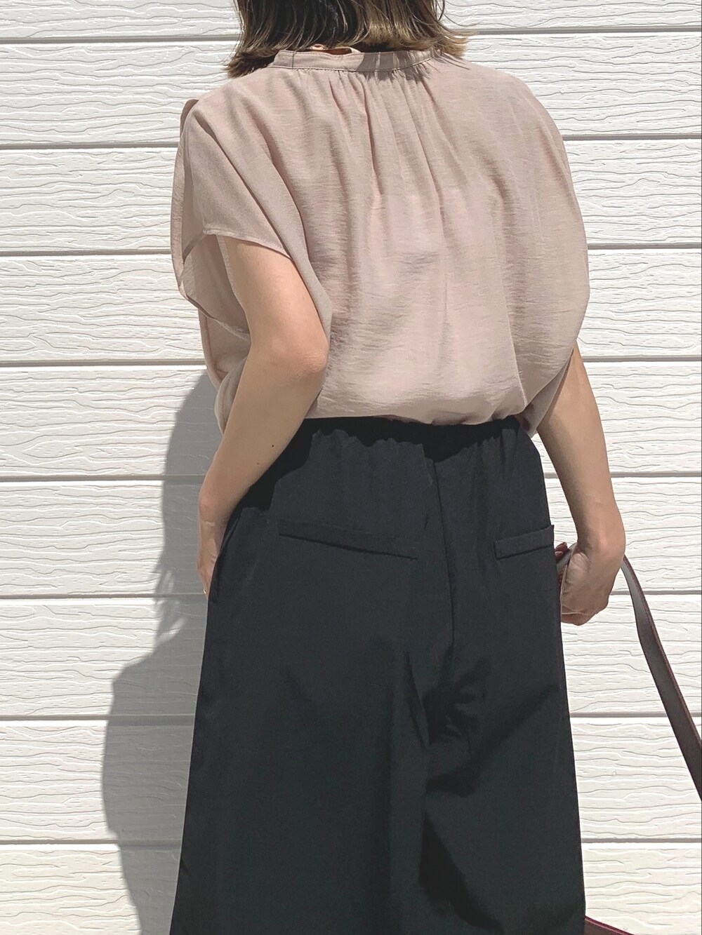 ベージュ系のシャツ/ブラウス、ブラック系のその他パンツ、ベージュ系のサンダルを着用したレディースの夏コーディネートの3枚目の写真