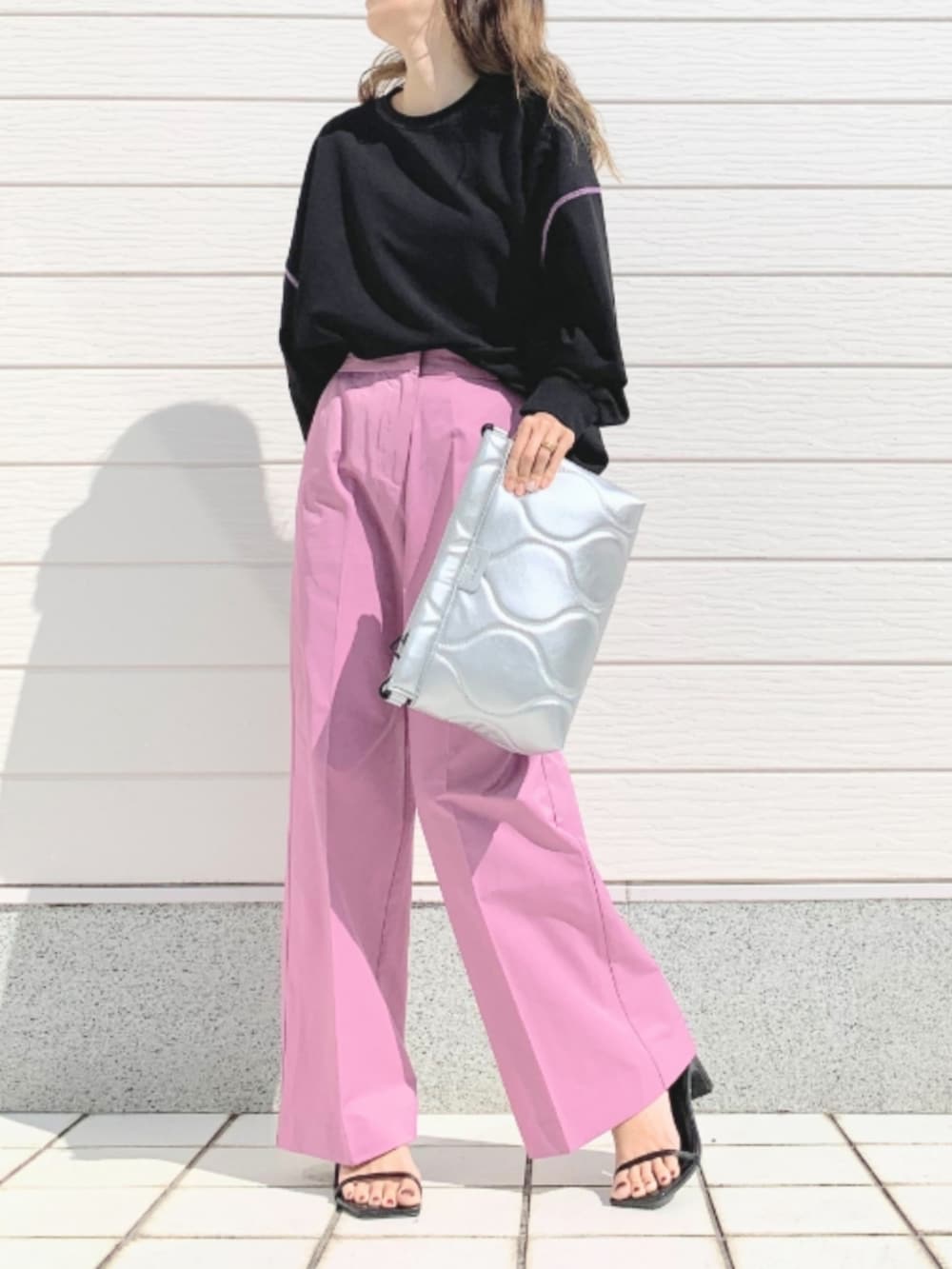 ブラック系のTシャツ/カットソー、シルバー系のクラッチバッグ、ピンク系のその他パンツを着用したレディースの春コーディネートの2枚目の写真