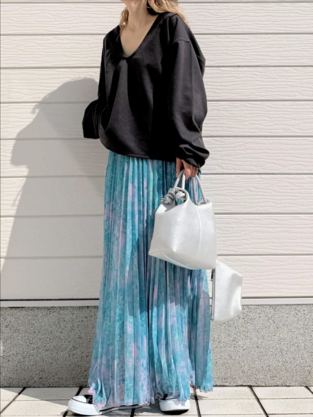 ブラック系のスニーカー、グレー系のTシャツ/カットソー、シルバー系のトートバッグを着用したレディースの春コーディネートの3枚目の写真