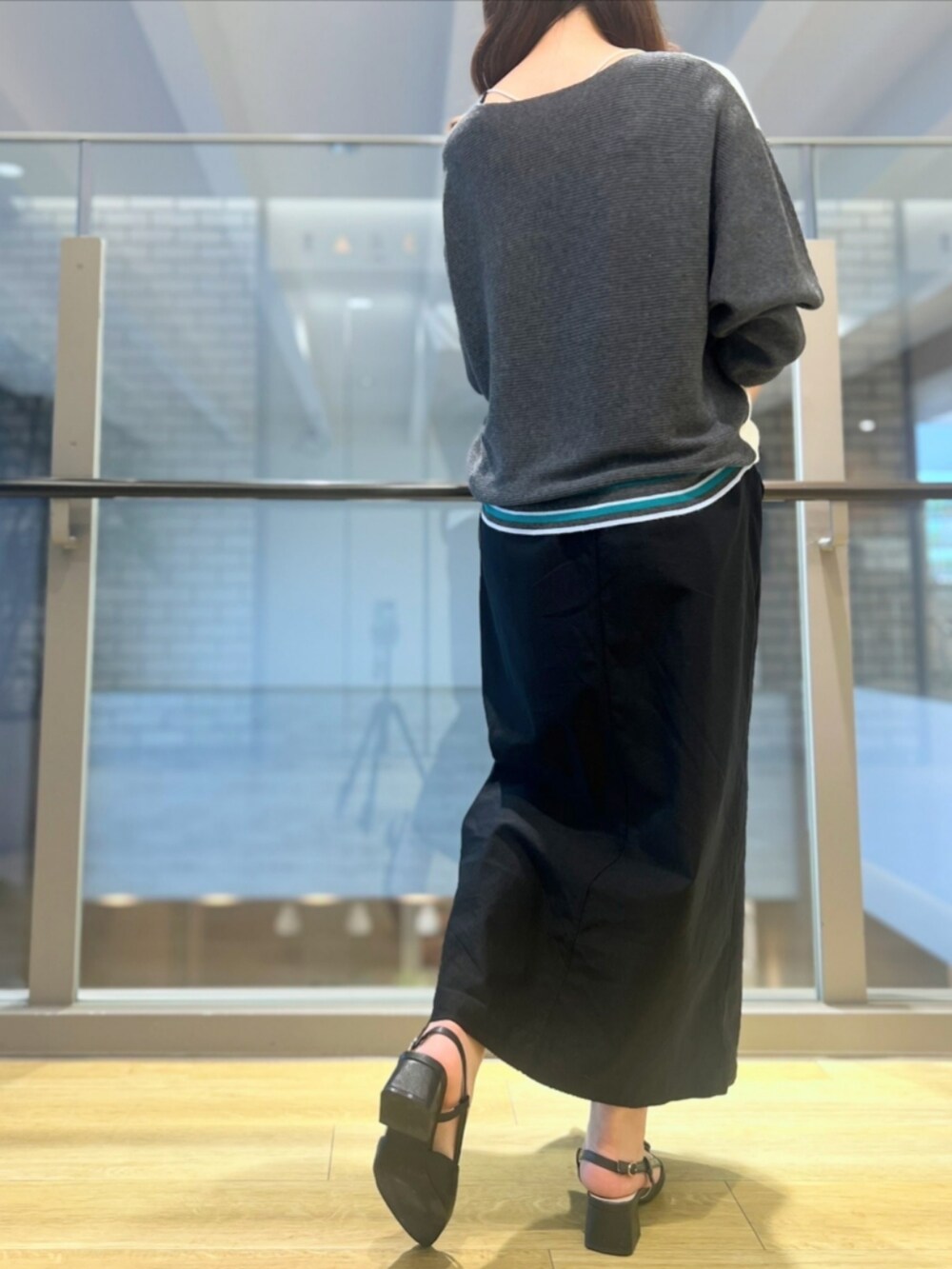 ホワイト系のニット/セーター、ブラック系のスカートを着用したレディースの秋コーディネートの4枚目の写真