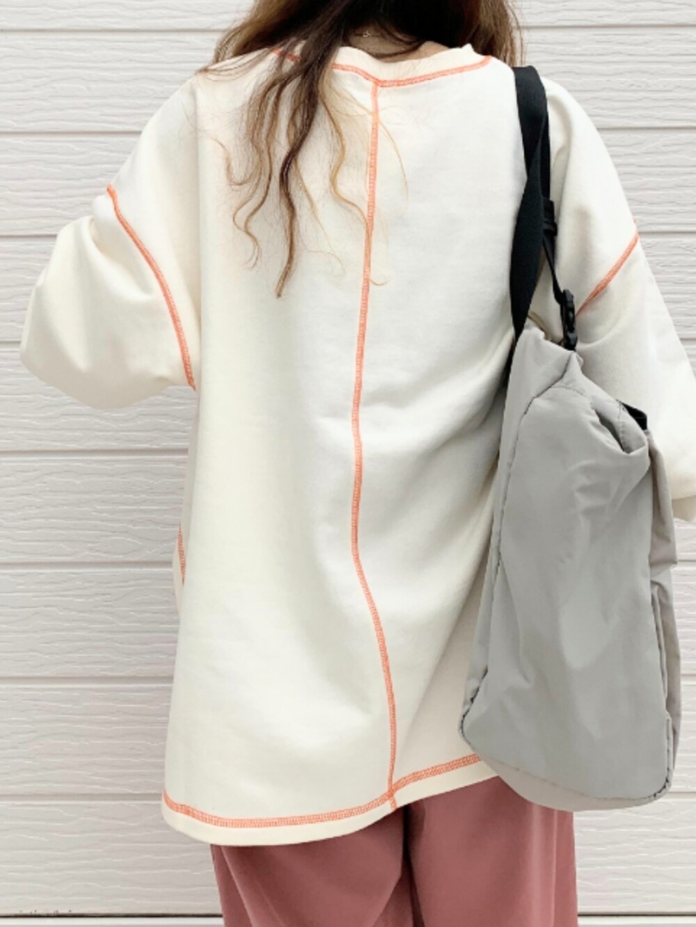 ホワイト系のスニーカー、グレー系のボストンバッグ、ホワイト系のスウェットを着用したレディースの秋コーディネートの5枚目の写真