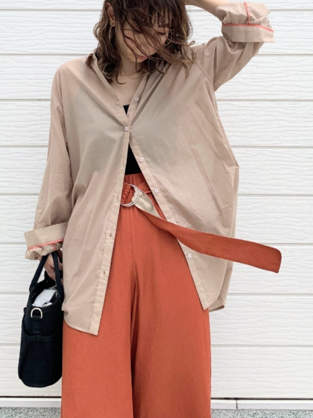 ブラウン系のその他パンツ、ブラック系のキャミソール、イエロー系のサンダルを着用したレディースの夏コーディネートの4枚目の写真