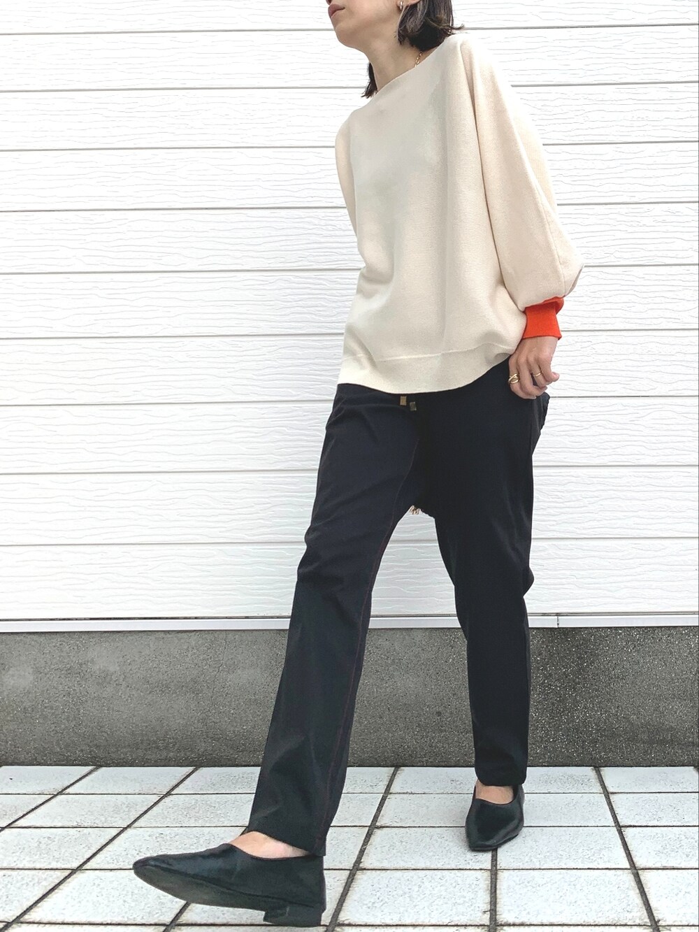 ブラック系のその他パンツ、ブラック系のショルダーバッグ、ホワイト系のニット/セーターを着用したレディースの夏コーディネートの2枚目の写真