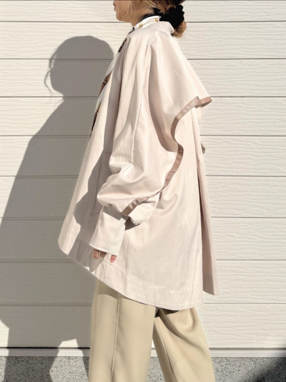 ベージュ系のその他パンツ、ベージュ系のシャツ/ブラウス、ベージュ系のブルゾンを着用したレディースの冬コーディネートの5枚目の写真