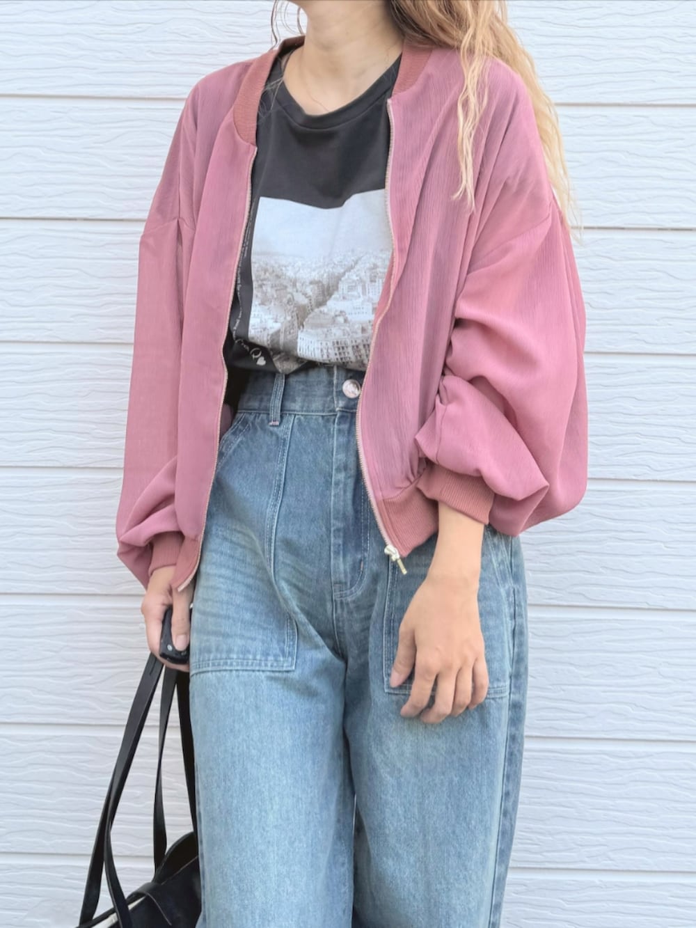 ブラック系のトートバッグ、グレー系のTシャツ/カットソー、ブルー系のデニムパンツを着用したレディースの秋コーディネートの3枚目の写真