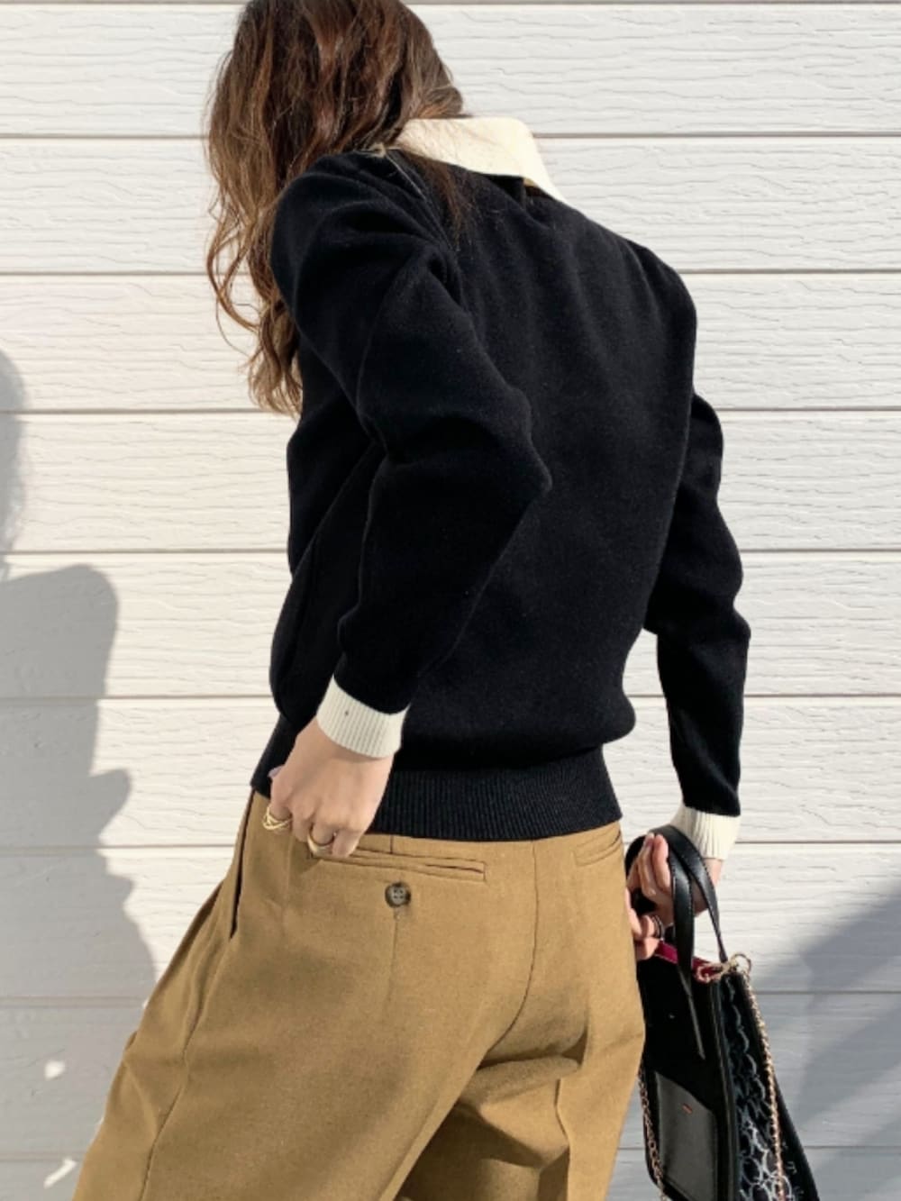 イエロー系のその他パンツ、ブラック系のローファー、ブラック系のショルダーバッグを着用したレディースの冬コーディネートの5枚目の写真