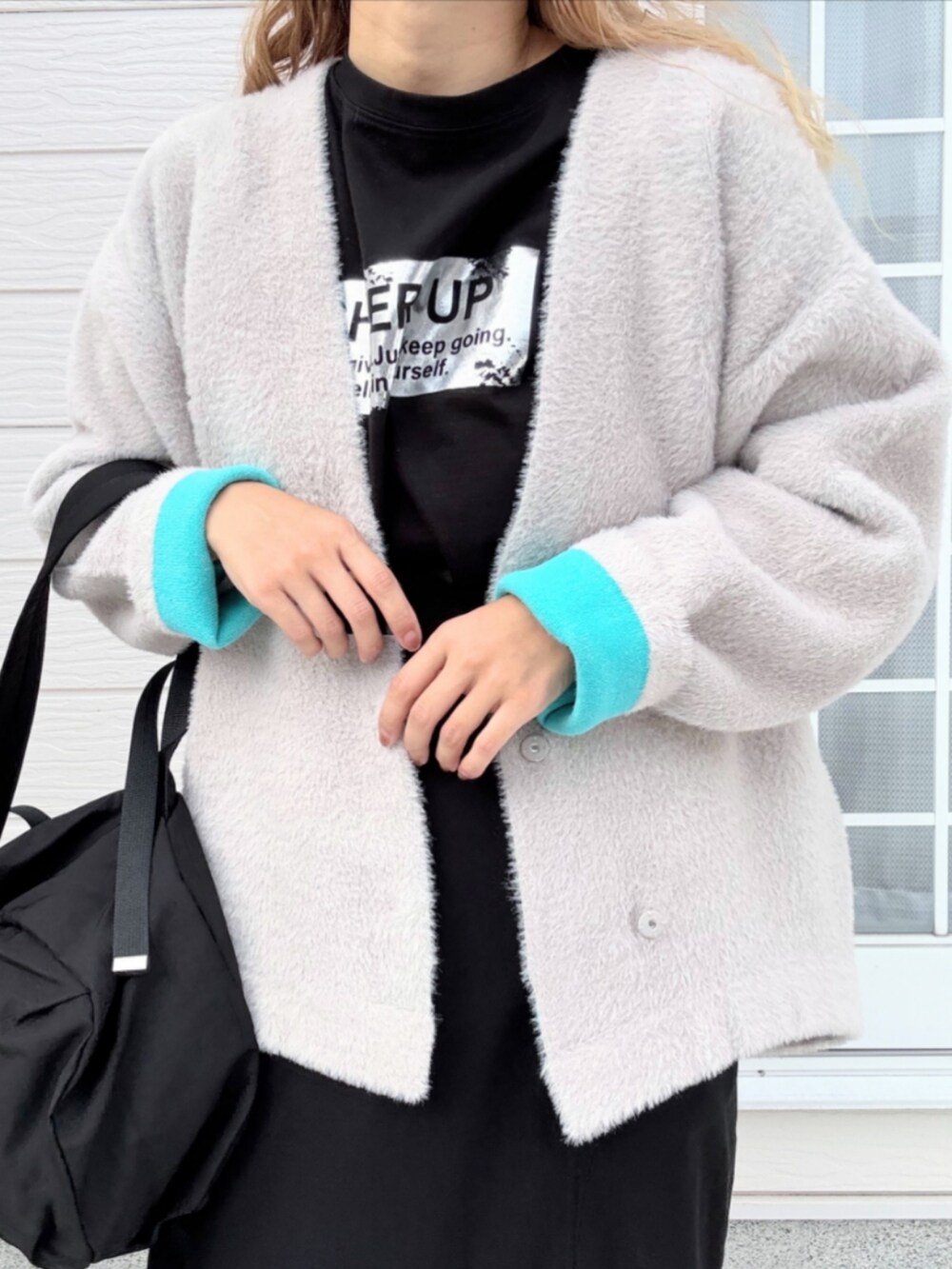 ブラック系のスカート、ベージュ系のカーディガン/ボレロ、ブラック系のTシャツ/カットソーを着用したレディースの秋コーディネートの4枚目の写真