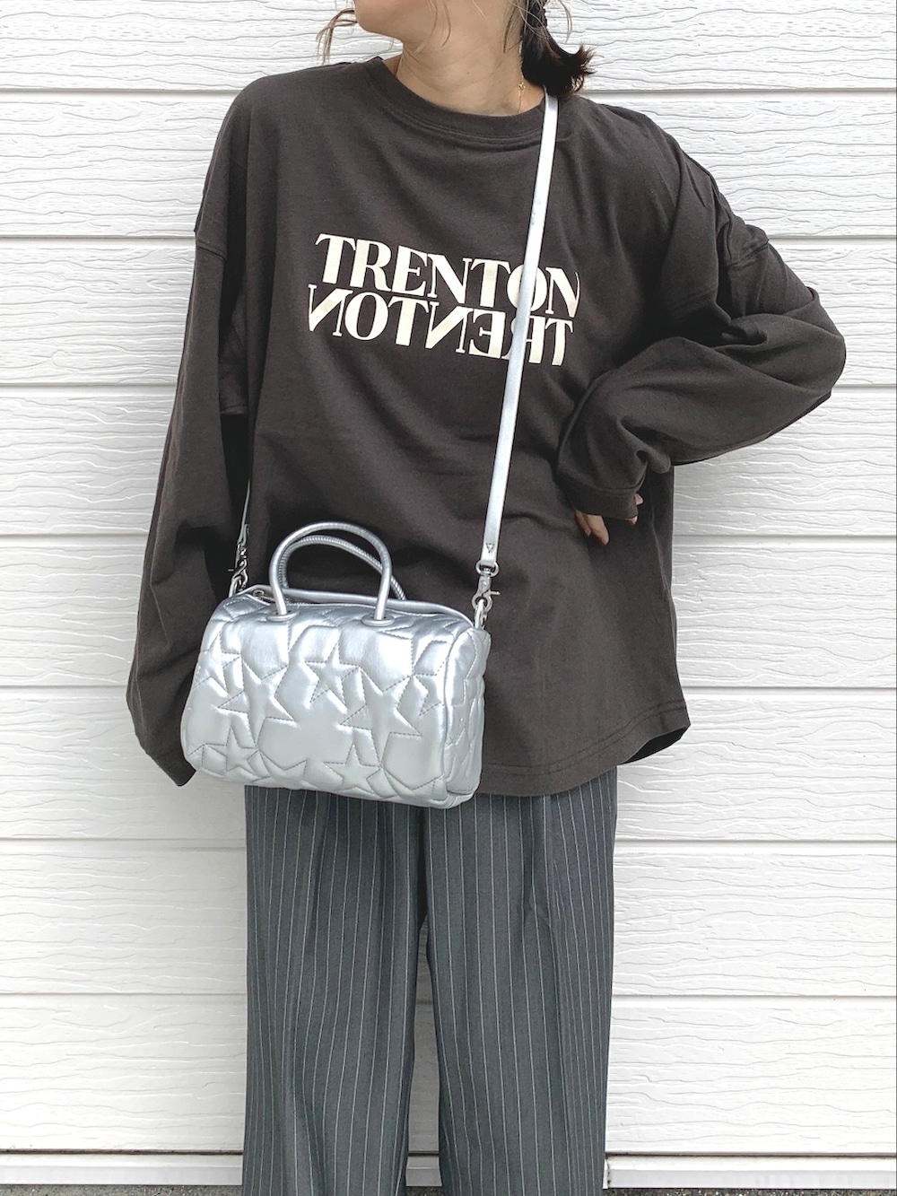 シルバー系のスニーカー、グレー系のその他パンツ、ブルー系のシャツワンピースを着用したレディースの秋コーディネートの5枚目の写真