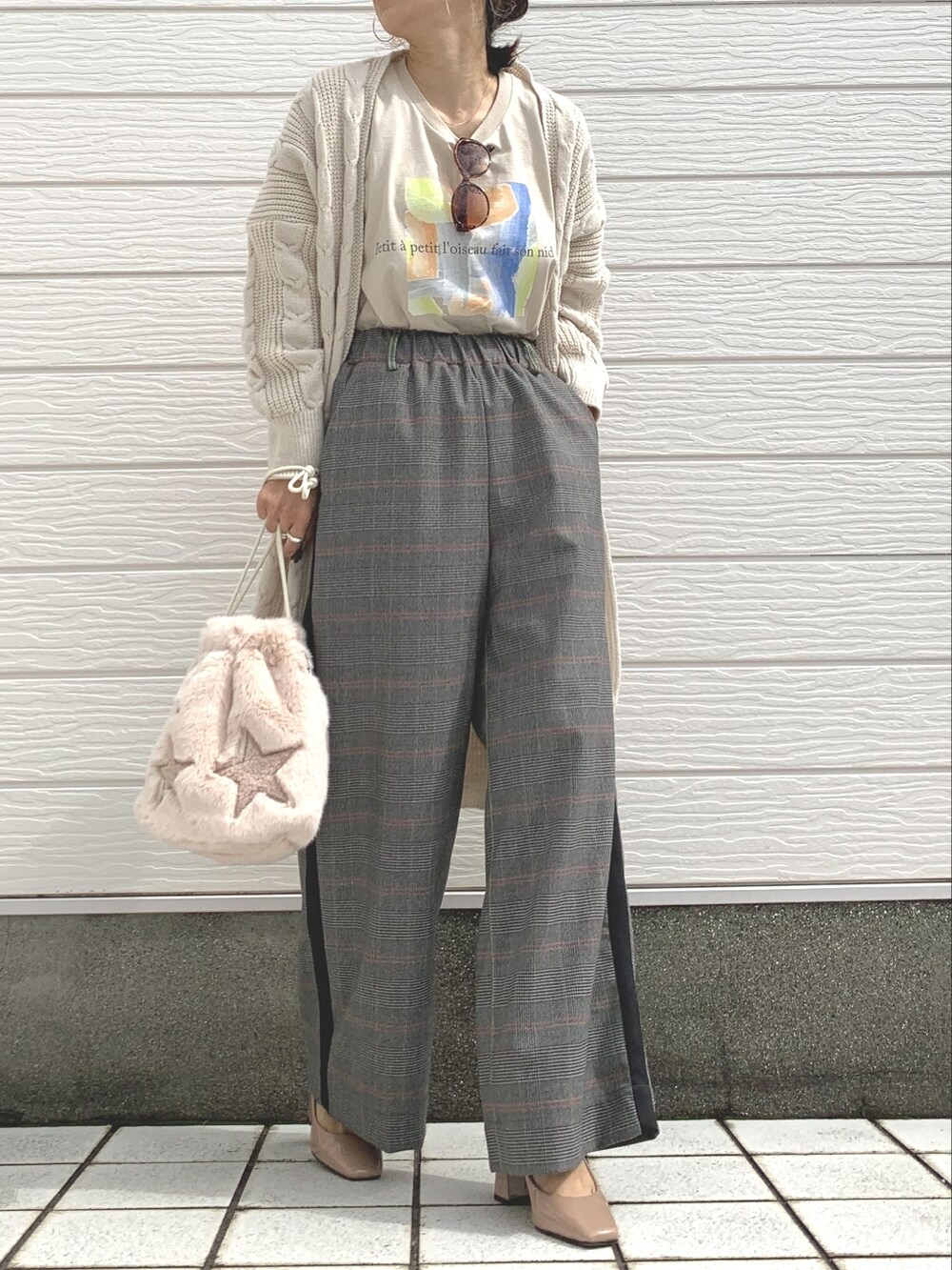 ベージュ系のショルダーバッグ、ホワイト系のその他パンツ、ベージュ系のTシャツ/カットソーを着用したレディースの秋コーディネートの2枚目の写真