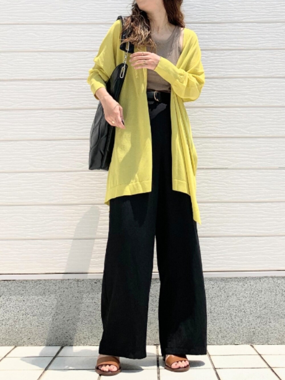 ブラック系のその他パンツ、ブラウン系のサンダル、ベージュ系のタンクトップを着用したレディースの夏コーディネートの2枚目の写真