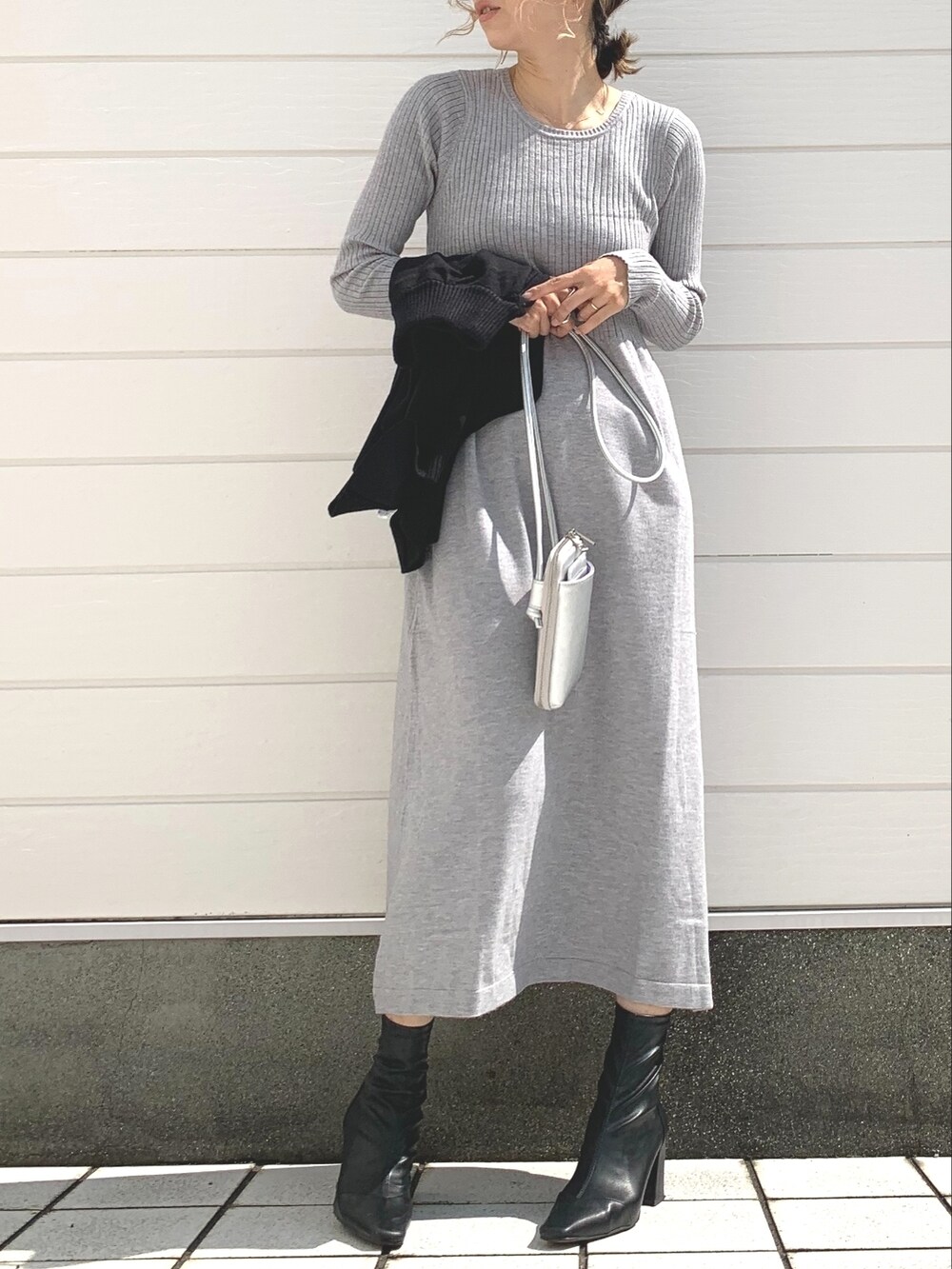 シルバー系のショルダーバッグ、グレー系のワンピースを着用したレディースの秋コーディネートの4枚目の写真