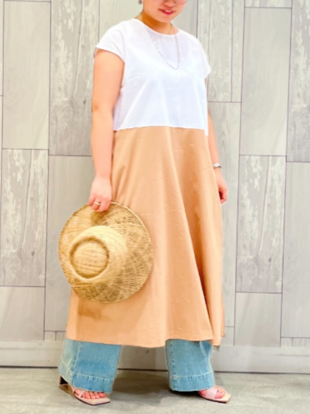 パープル系のサンダル、ブルー系のデニムパンツ、ブラック系のカーディガン/ボレロを着用したレディースの春コーディネートの2枚目の写真