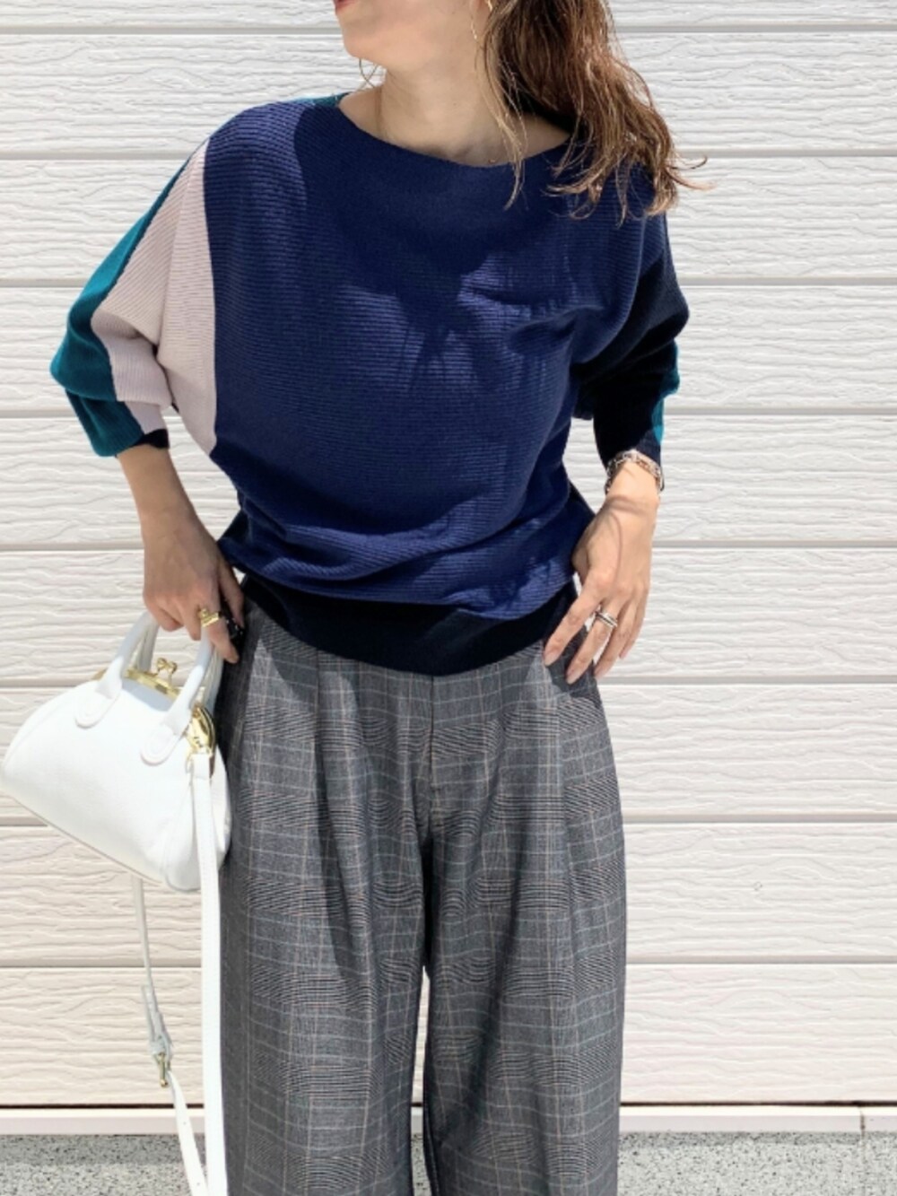 ブラック系のその他パンツ、ホワイト系のショルダーバッグ、ホワイト系のスニーカーを着用したレディースの夏コーディネートの3枚目の写真