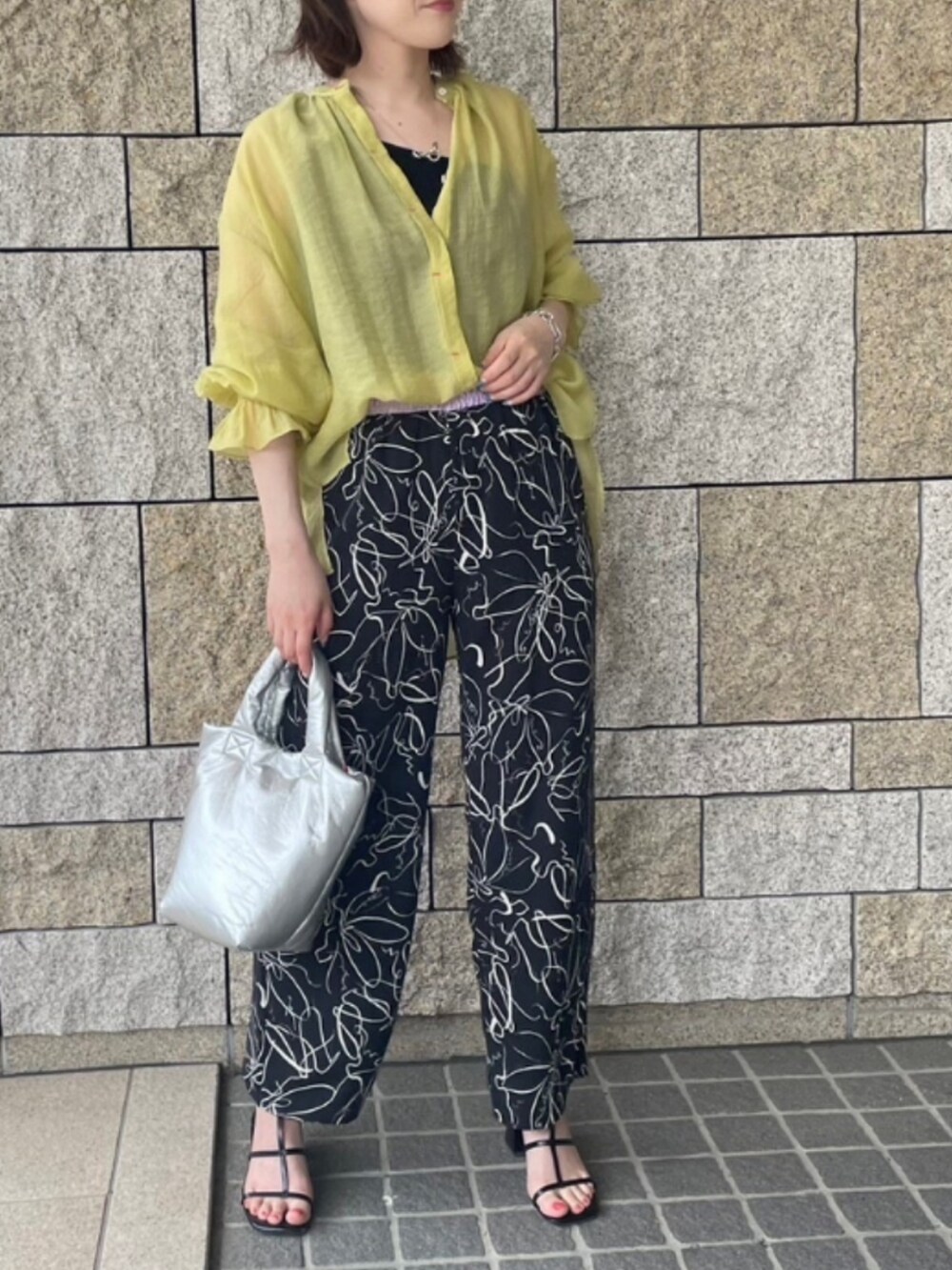 ブラック系のその他パンツ、イエロー系のシャツ/ブラウス、ブラック系のキャミソールを着用したレディースの夏コーディネートの2枚目の写真