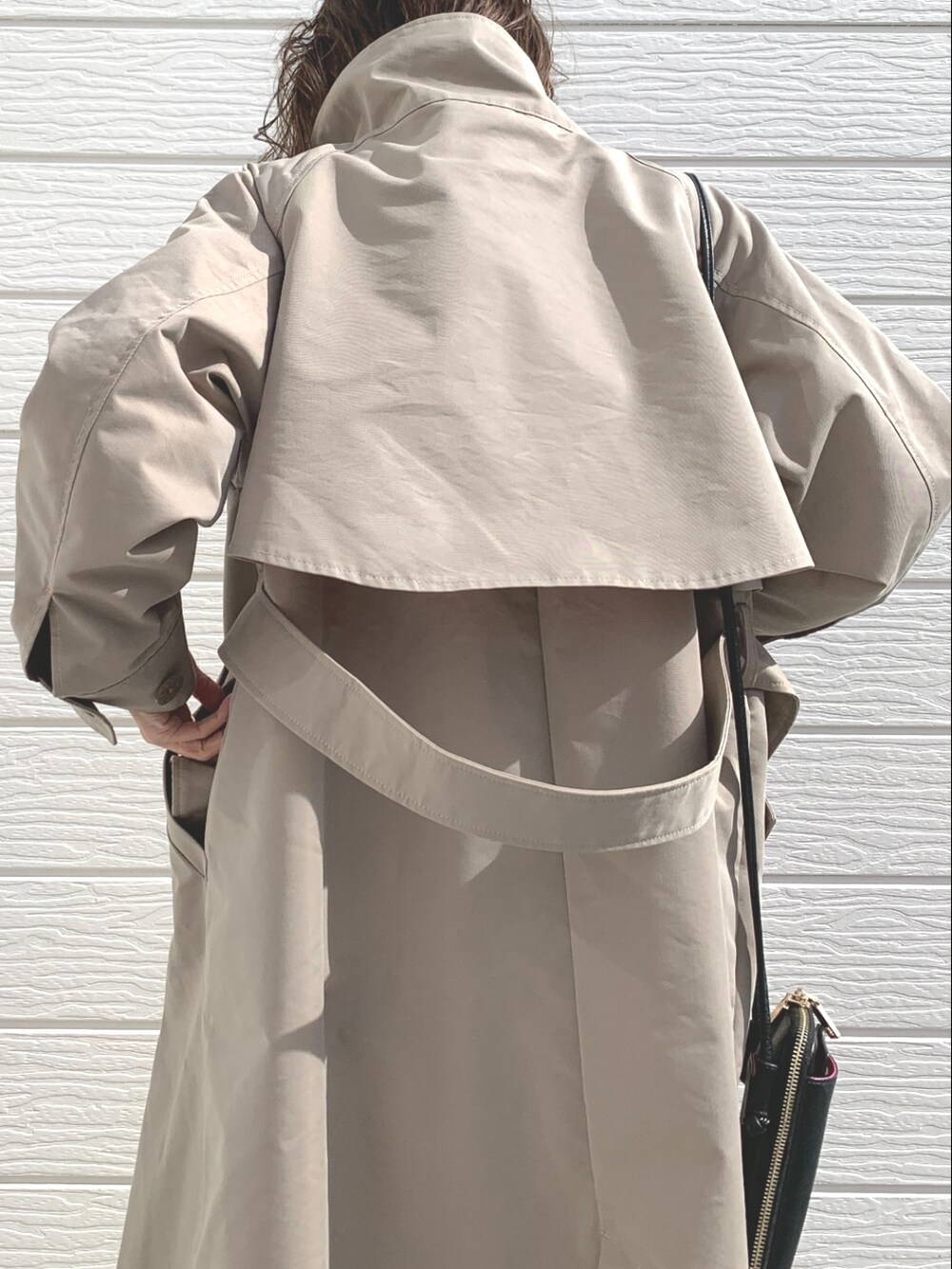 ブラック系のショルダーバッグ、ホワイト系のニット/セーター、ブラック系のその他パンツを着用したレディースの冬コーディネートの5枚目の写真