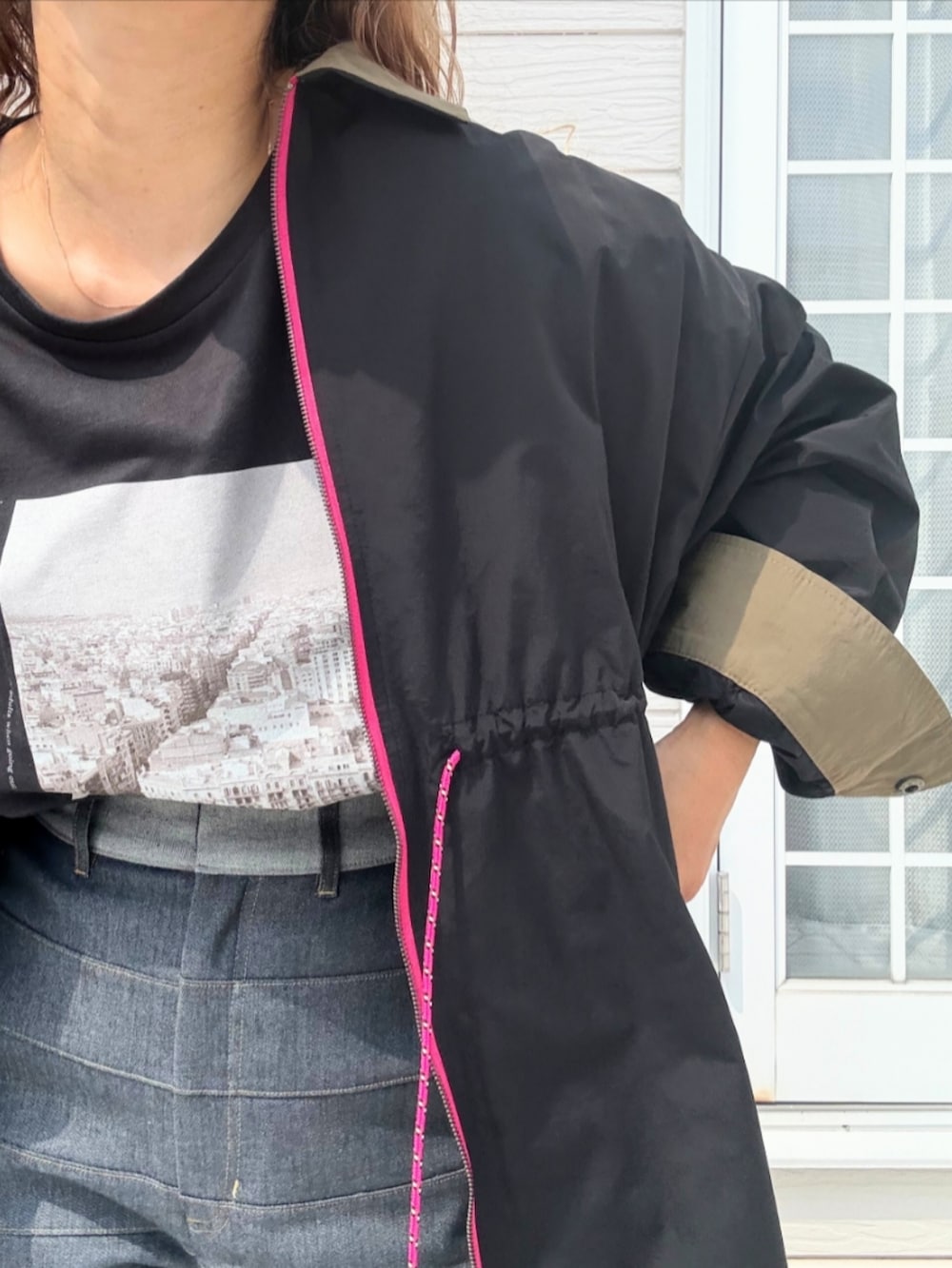 グレー系のデニムパンツ、ブラウン系のハンドバッグ、グレー系のTシャツ/カットソーを着用したレディースの夏コーディネートの5枚目の写真