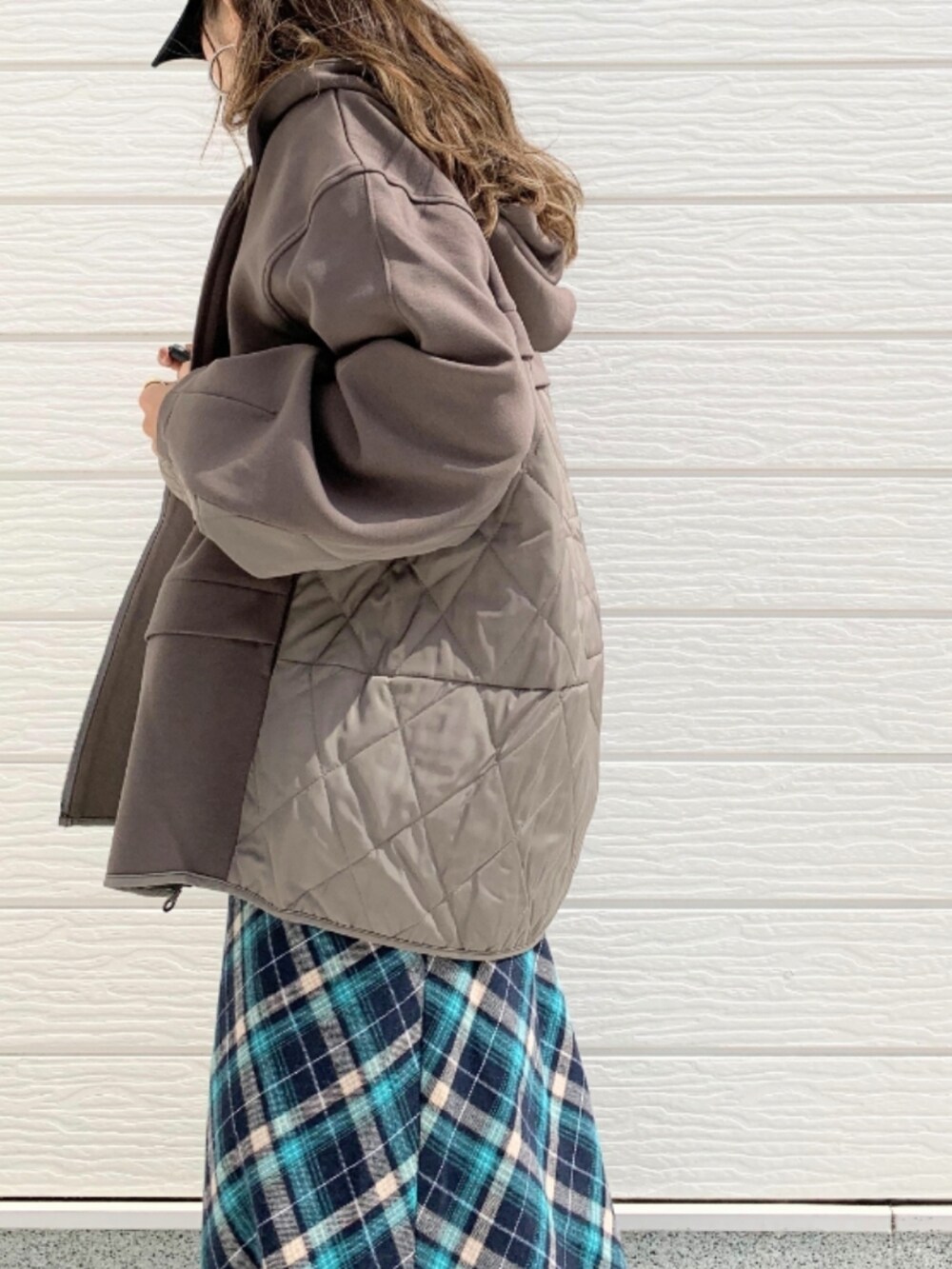 ホワイト系のスニーカー、ベージュ系のパーカー、ブルー系のスカートを着用したレディースの秋コーディネートの5枚目の写真