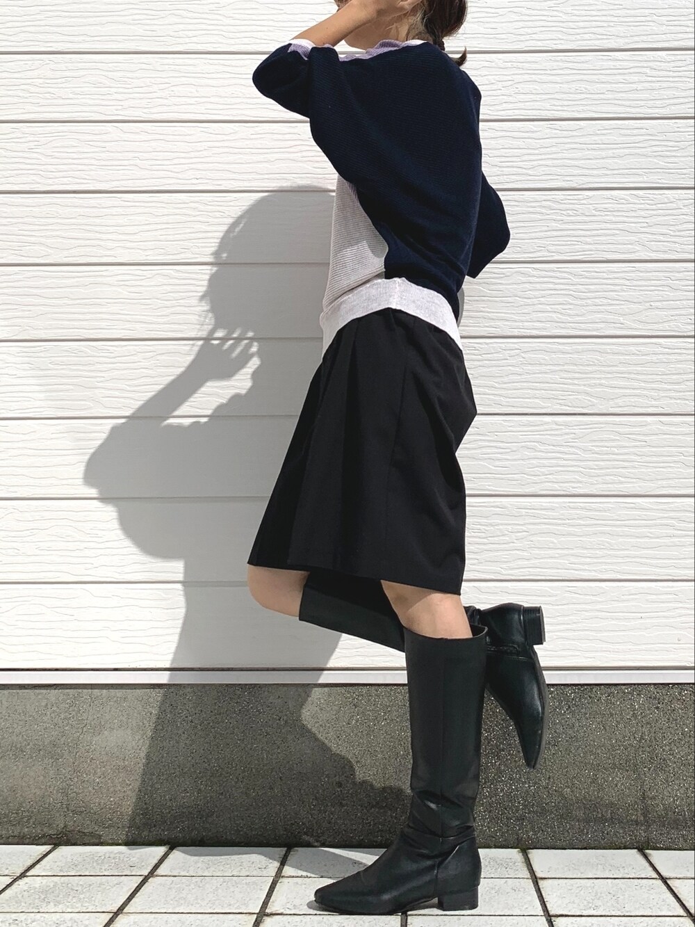 ブラック系のブーツ、ブラック系のその他パンツ、ブルー系のニット/セーターを着用したレディースの秋コーディネートの2枚目の写真