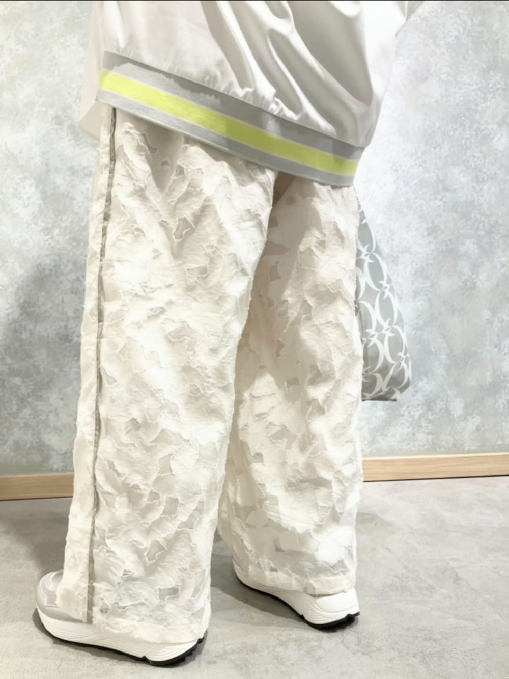 グレー系のエコバッグ/サブバッグ、ホワイト系のその他パンツ、ホワイト系のシャツ/ブラウスを着用したレディースの冬コーディネートの5枚目の写真