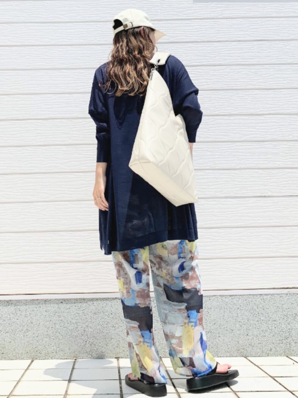 ブルー系のその他パンツ、ホワイト系のハンドバッグ、ブラック系のキャミソールを着用したレディースの夏コーディネートの3枚目の写真