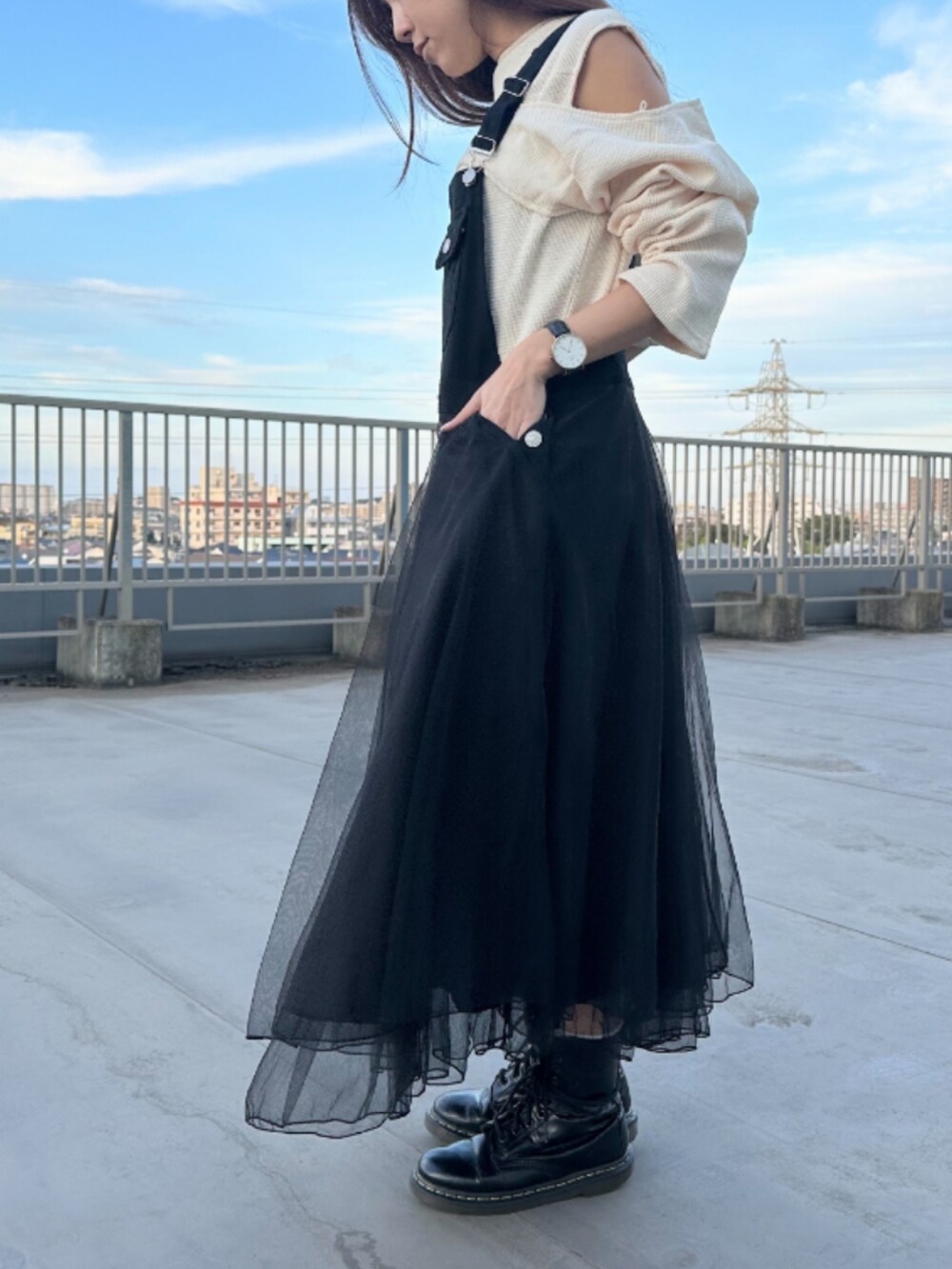 ホワイト系のTシャツ/カットソー、ブラック系のジャンパースカートを着用したレディースの秋コーディネートの2枚目の写真