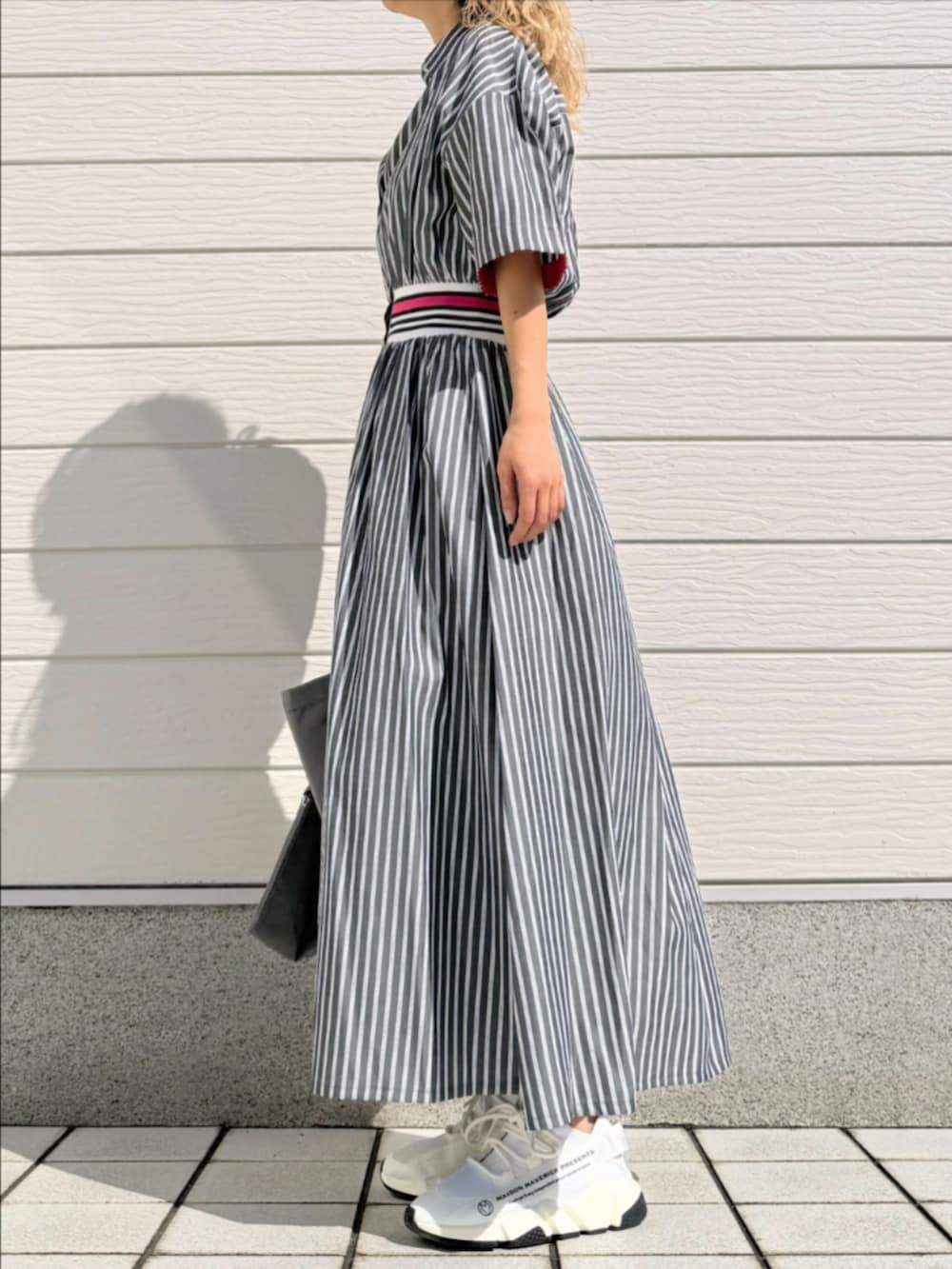 グレー系のトートバッグを着用したレディースの春コーディネートの2枚目の写真