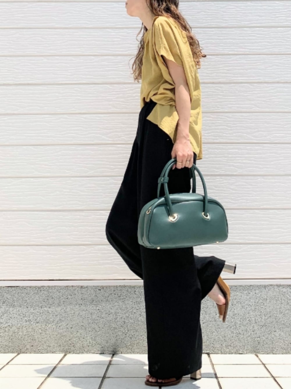 ブラック系のその他パンツ、ブラウン系のサンダル、イエロー系のシャツ/ブラウスを着用したレディースの夏コーディネートの2枚目の写真