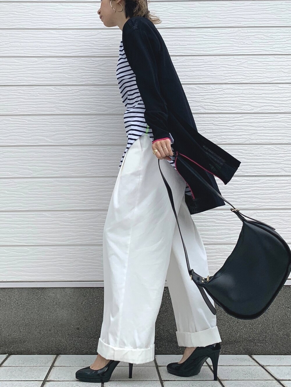 ホワイト系のその他パンツ、ホワイト系のTシャツ/カットソー、ブラック系のショルダーバッグを着用したレディースの春コーディネートの2枚目の写真