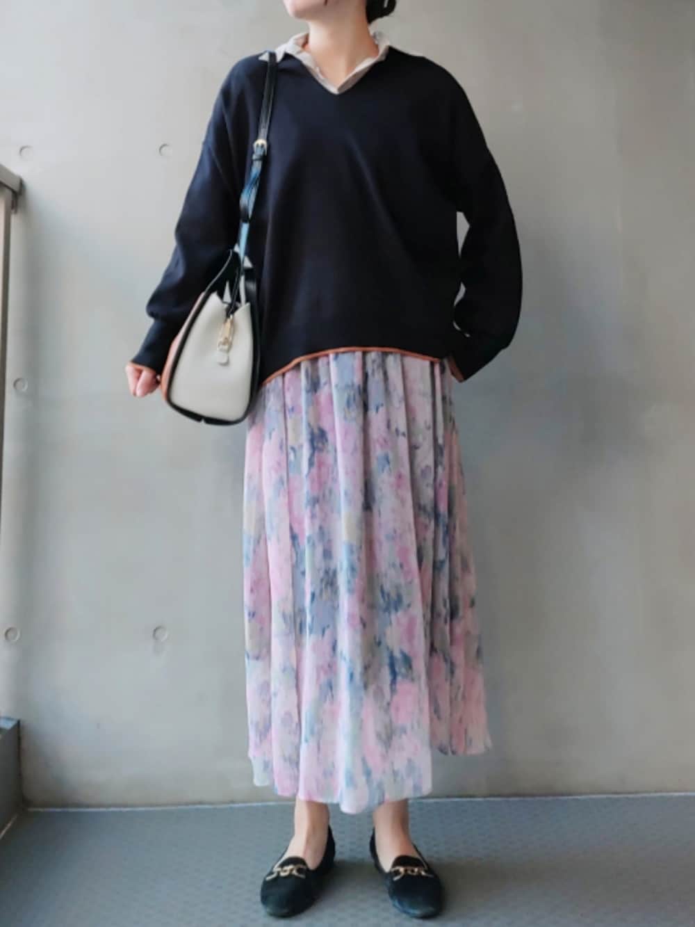 ブルー系のスカート、ベージュ系のシャツ/ブラウス、ブラック系のニット/セーターを着用したレディースの冬コーディネートの2枚目の写真