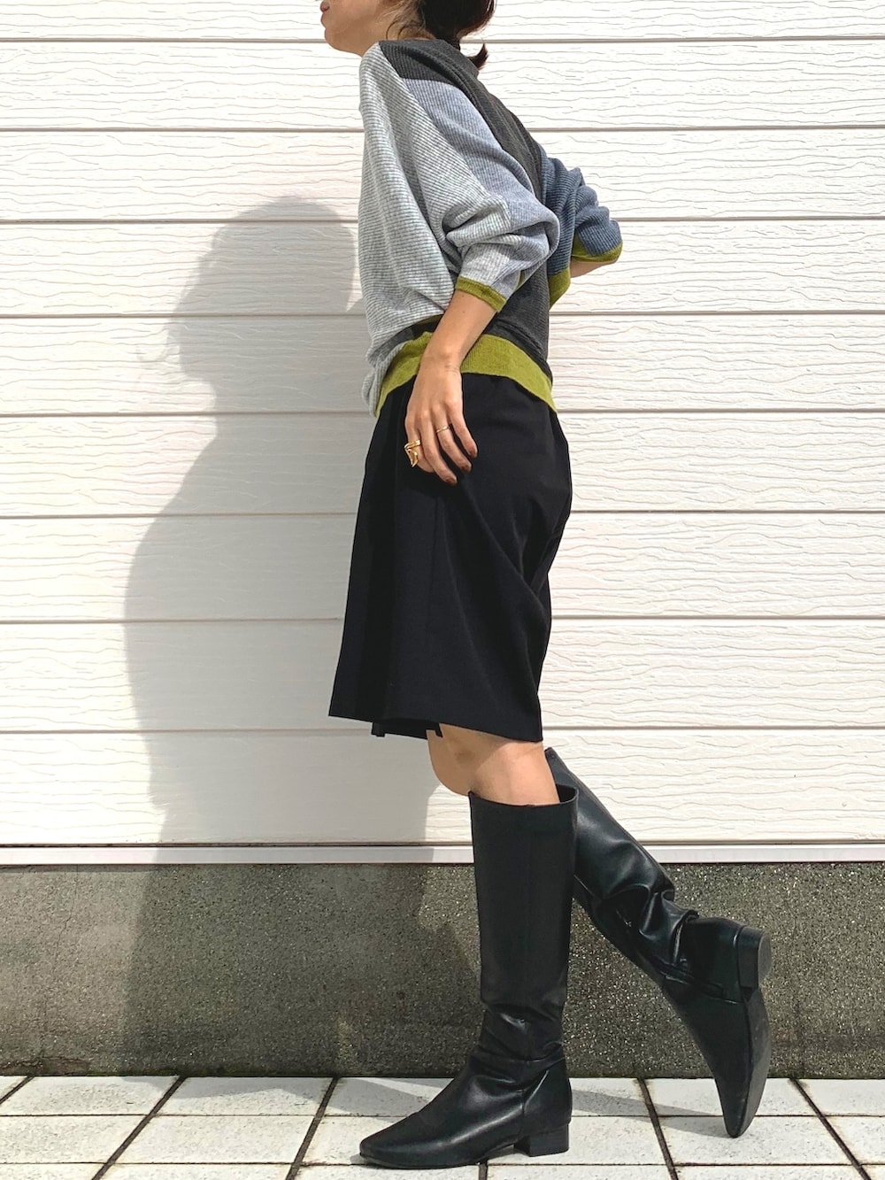 ブラック系のブーツ、ブラック系のその他パンツ、ホワイト系のショルダーバッグを着用したレディースの秋コーディネートの2枚目の写真