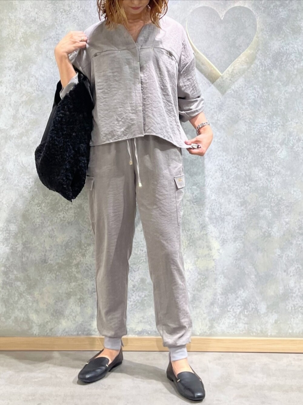 グレー系のスウェット、グレー系のその他パンツ、グレー系のシャツ/ブラウスを着用したレディースの秋コーディネートの2枚目の写真