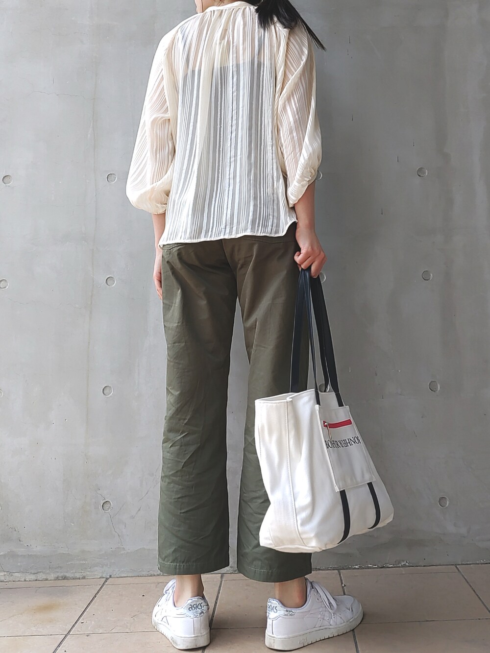 ホワイト系のシャツ/ブラウス、ホワイト系のスニーカー、ホワイト系のトートバッグを着用したレディースの春コーディネートの3枚目の写真