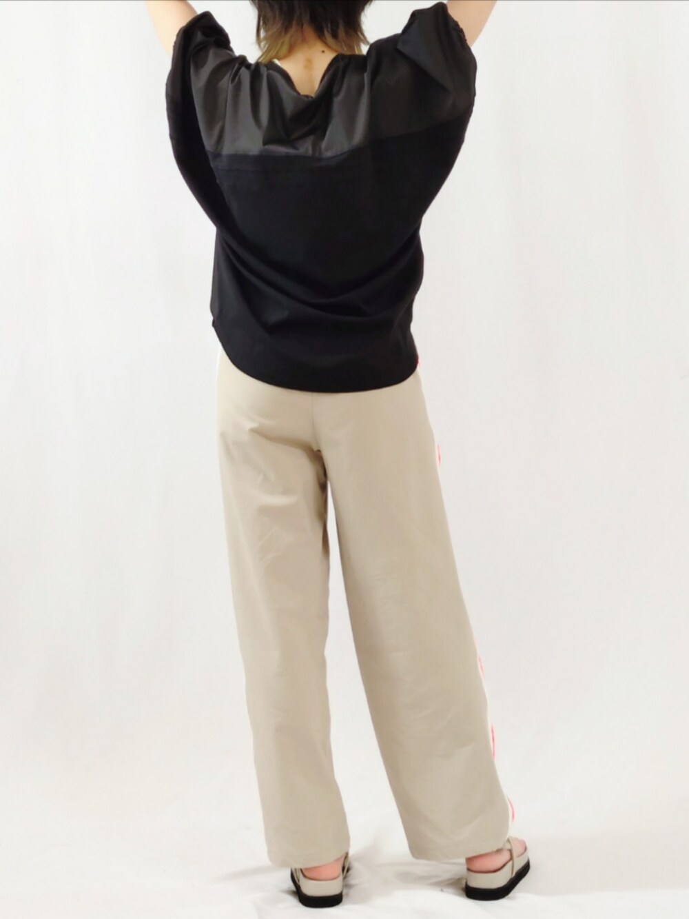 ベージュ系のその他パンツ、ブラック系のTシャツ/カットソー、グレー系のサンダルを着用したレディースの春コーディネートの3枚目の写真