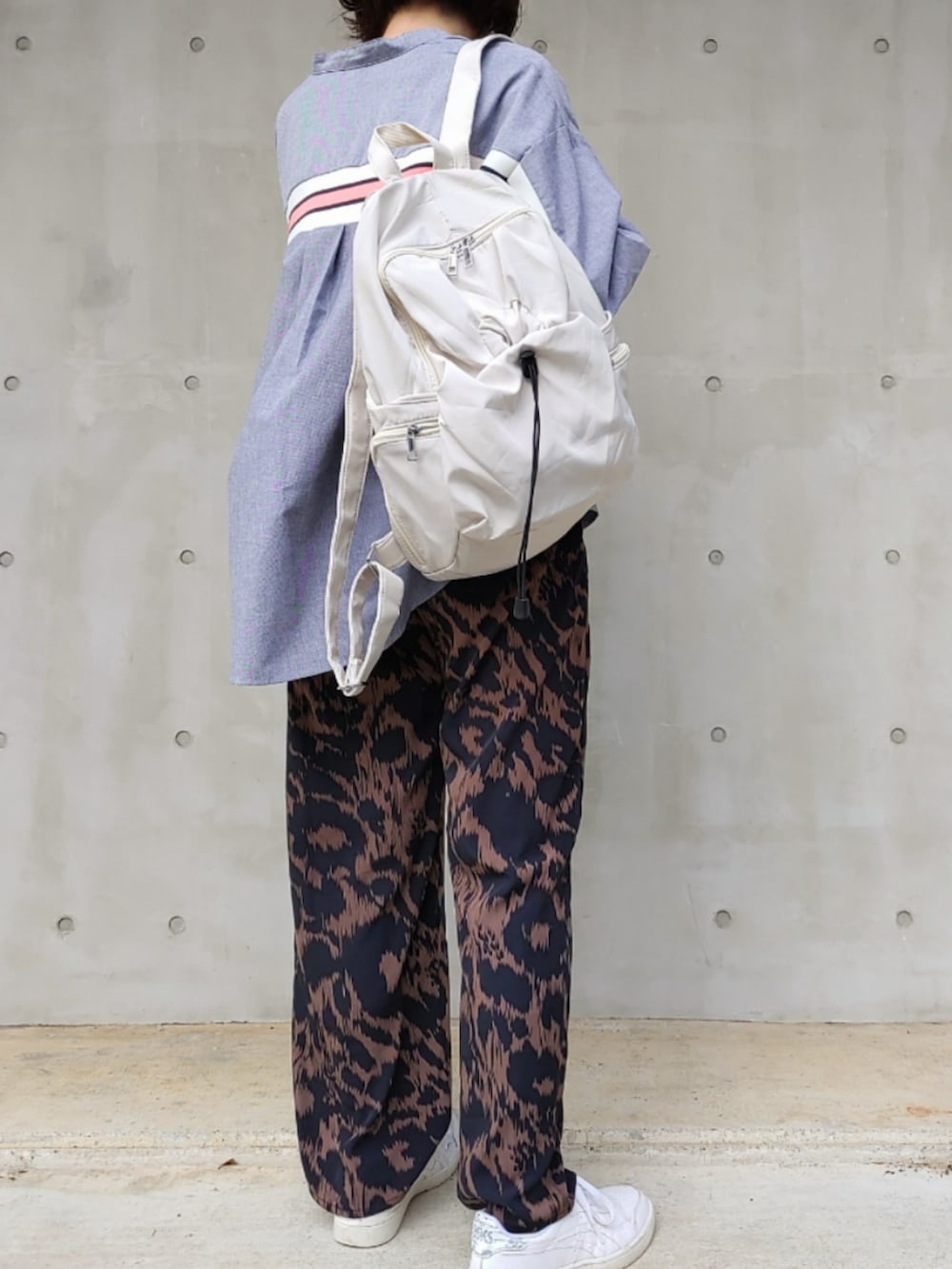 ブラウン系のその他パンツ、グレー系のシャツ/ブラウス、ホワイト系のバックパック/リュックを着用したレディースの秋コーディネートの5枚目の写真