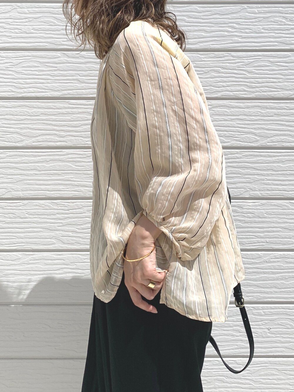 ブラック系のその他パンツ、ブラック系のショルダーバッグ、ベージュ系のシャツ/ブラウスを着用したレディースの春コーディネートの4枚目の写真