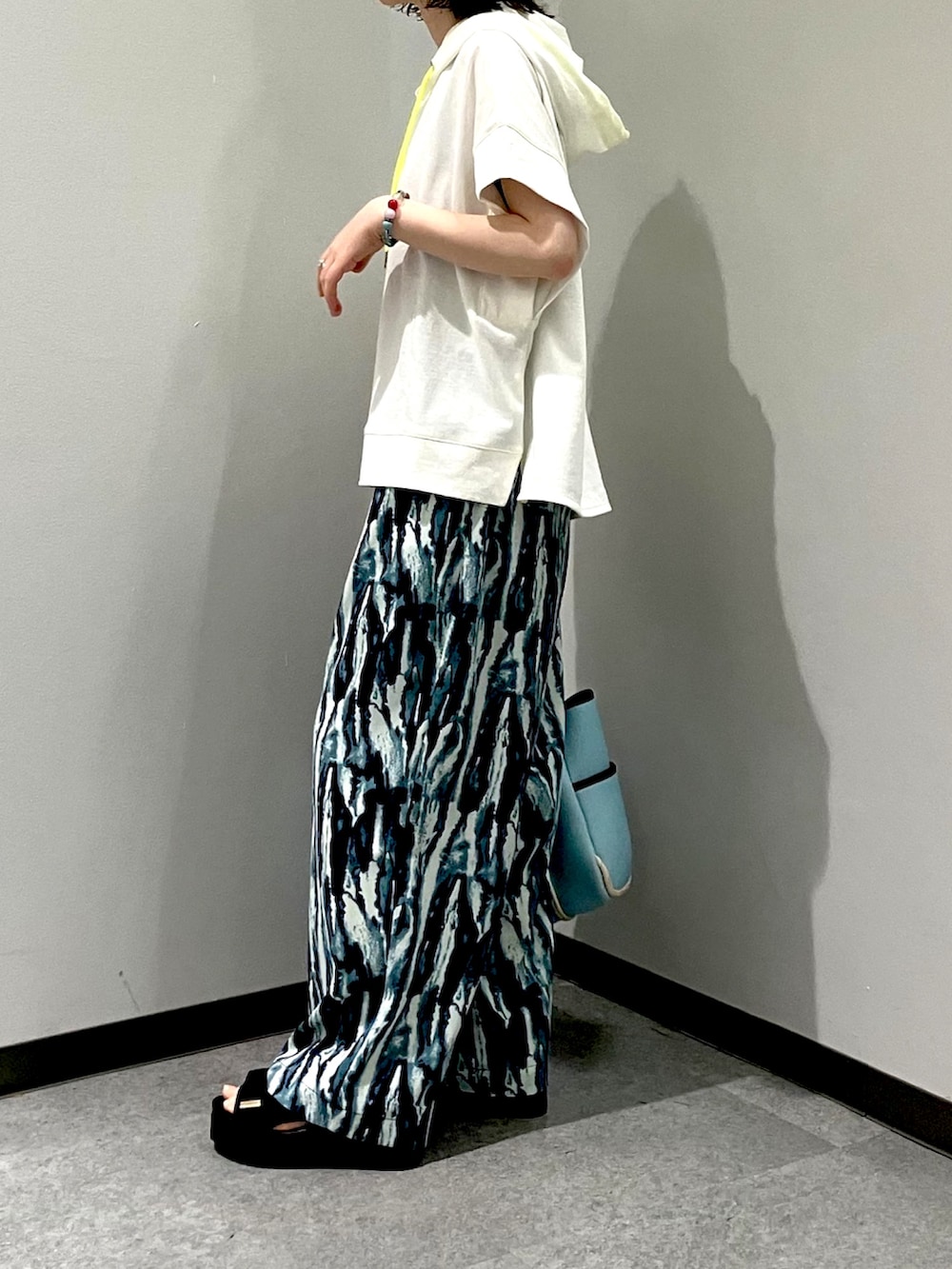 ブルー系のその他パンツ、ホワイト系のパーカー、ブルー系のトートバッグを着用したレディースの夏コーディネートの4枚目の写真