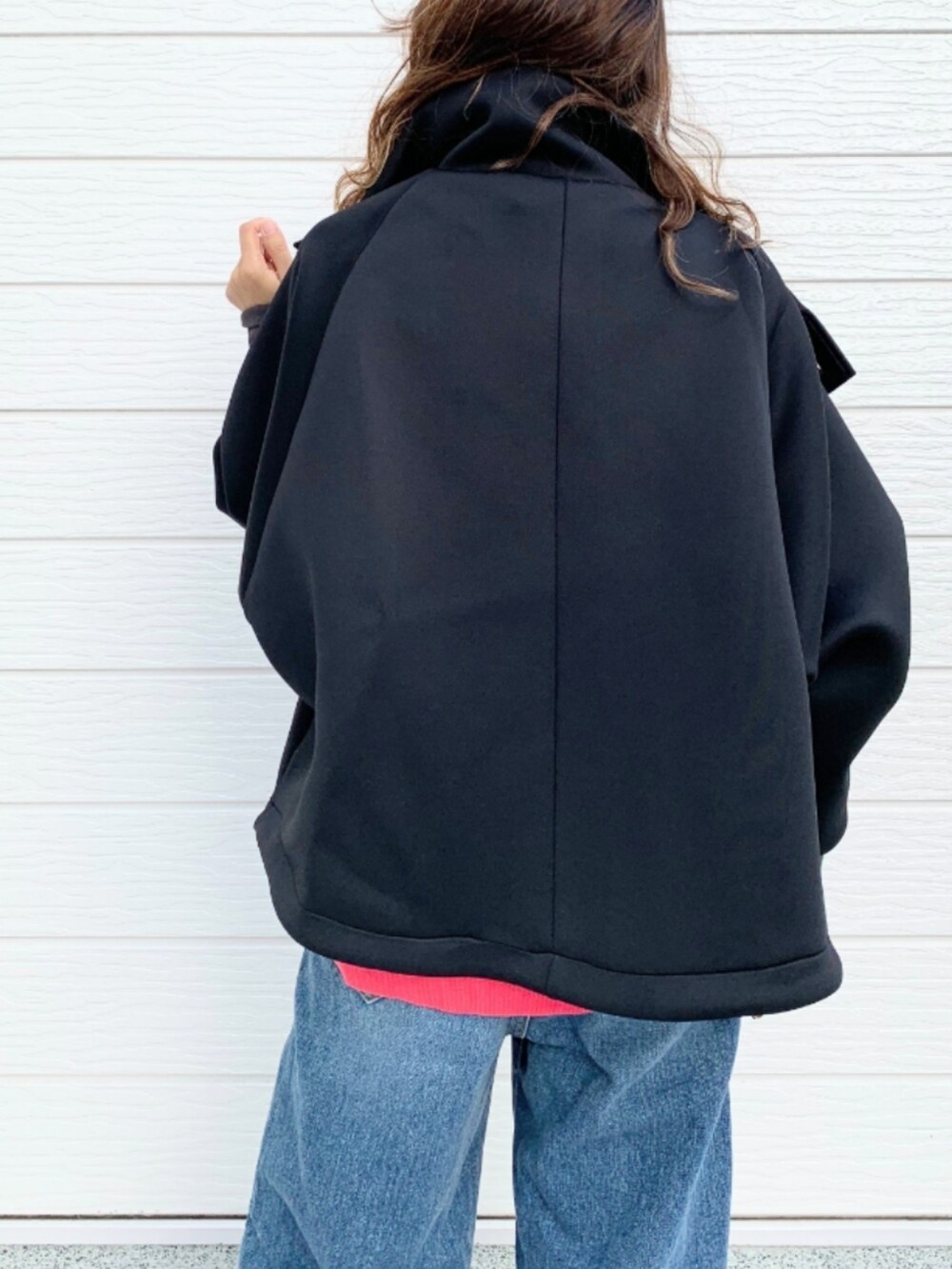 ブルー系のデニムパンツ、シルバー系のスニーカー、ブラック系のブルゾンを着用したレディースの秋コーディネートの3枚目の写真