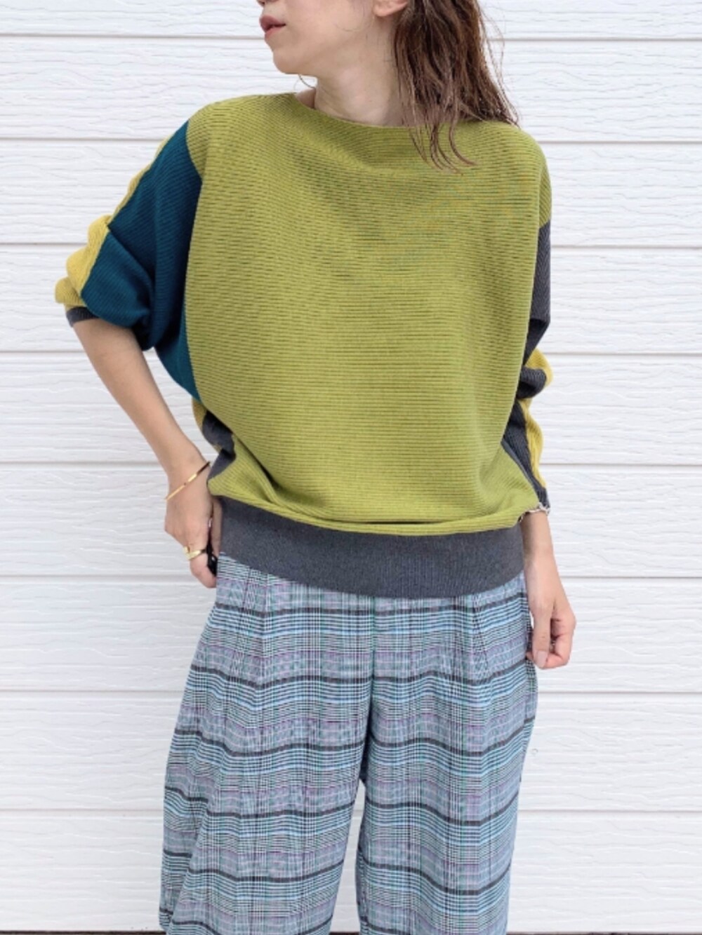 ブラウン系のその他パンツ、ブラック系のローファー、イエロー系のニット/セーターを着用したレディースの夏コーディネートの3枚目の写真