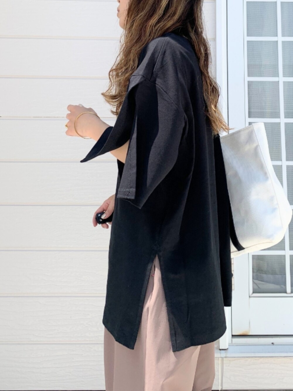 ブラウン系のその他パンツ、ブラック系のTシャツ/カットソーを着用したレディースの春コーディネートの5枚目の写真