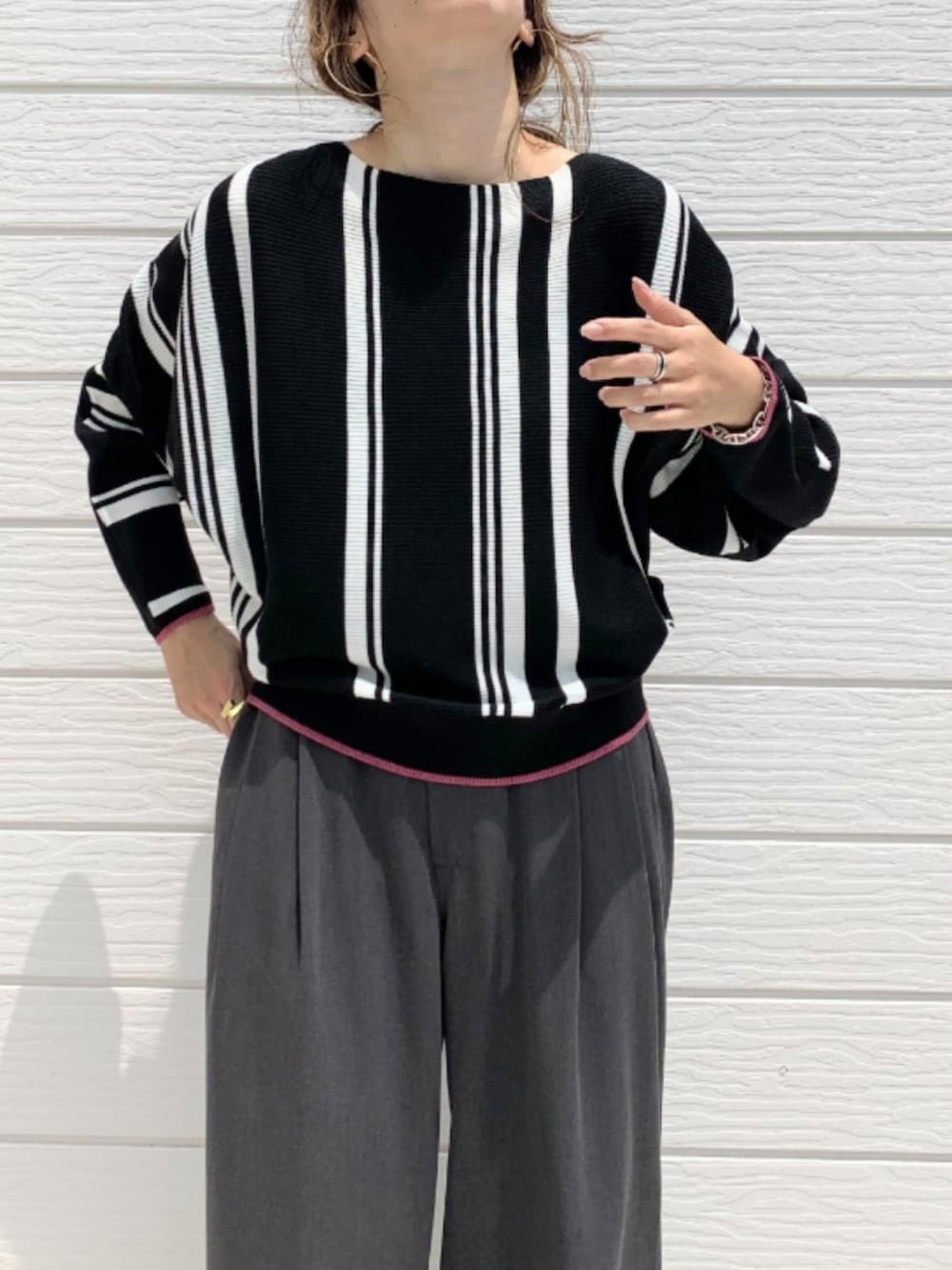 グレー系のその他パンツ、ブラック系のニット/セーターを着用したレディースの夏コーディネートの3枚目の写真