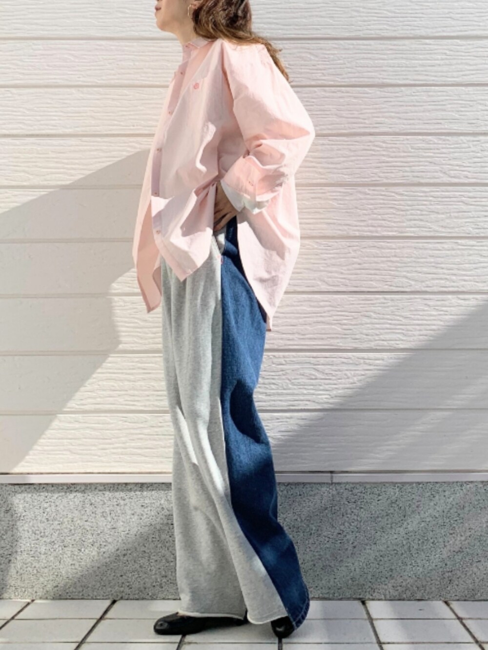 グレー系のデニムパンツ、ホワイト系のTシャツ/カットソー、ピンク系のシャツ/ブラウスを着用したレディースの冬コーディネートの2枚目の写真