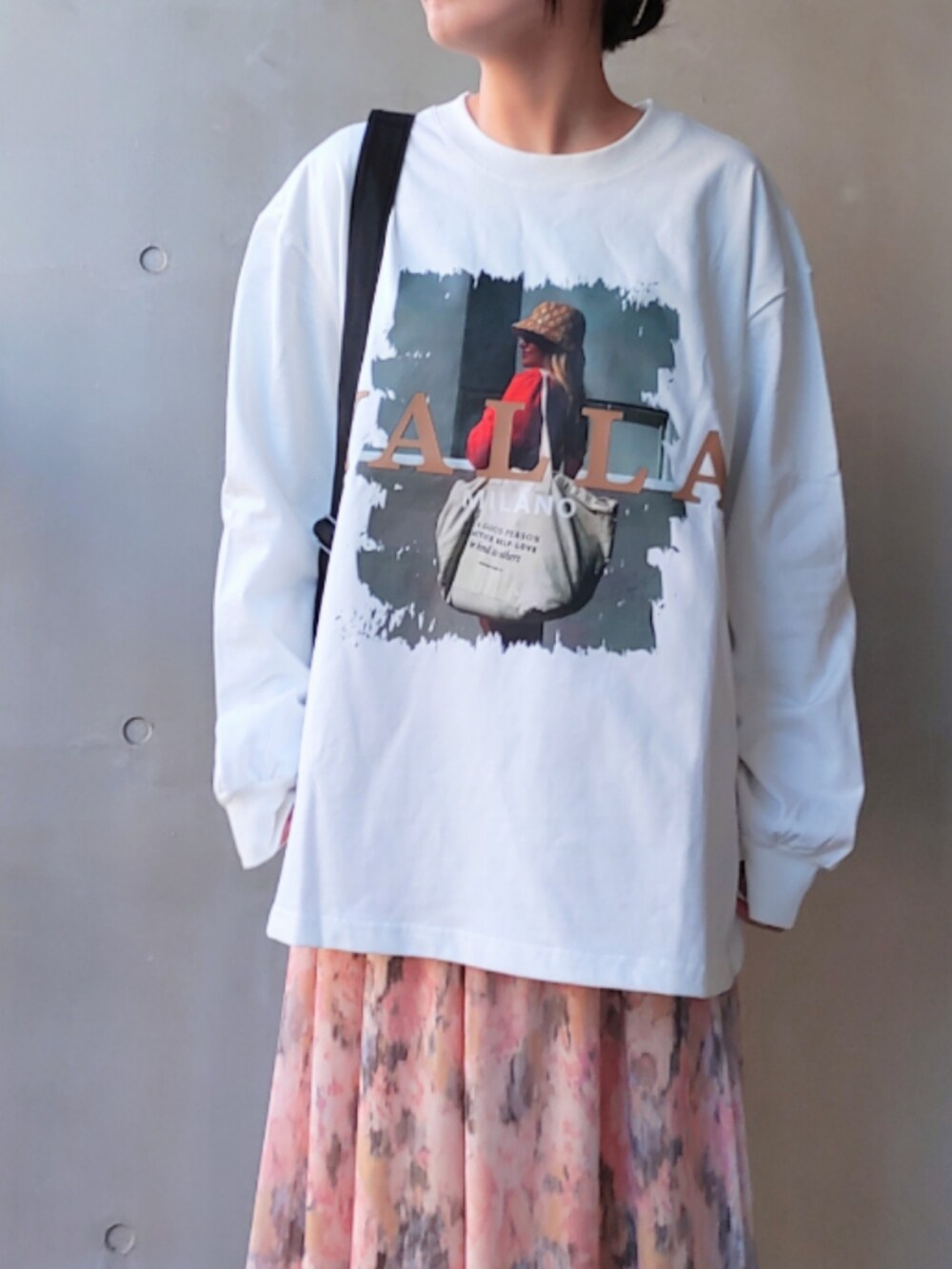 ブラック系のバックパック/リュック、イエロー系のスカート、ホワイト系のスニーカーを着用したレディースの冬コーディネートの3枚目の写真